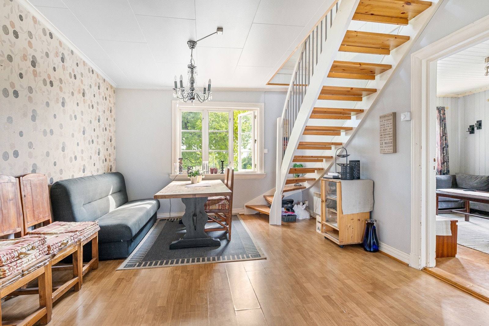 Stue med trapp til hems/loft Galleribilde