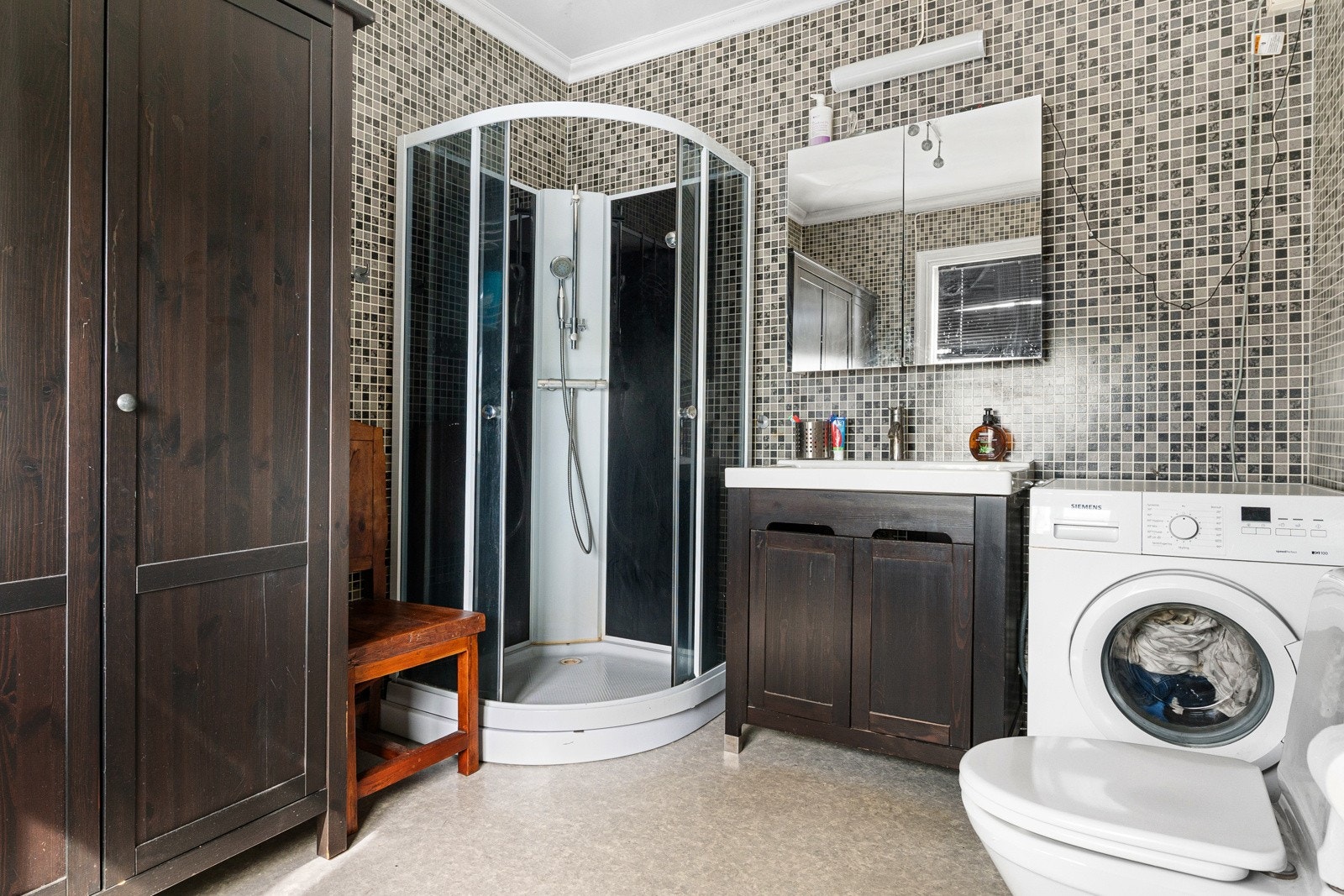 Romslig bad/WC/vaskerom Galleribilde