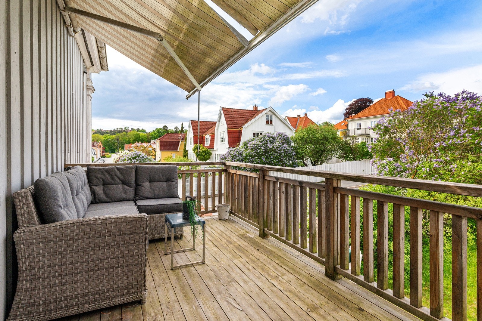 Egen balkong med markise Galleribilde