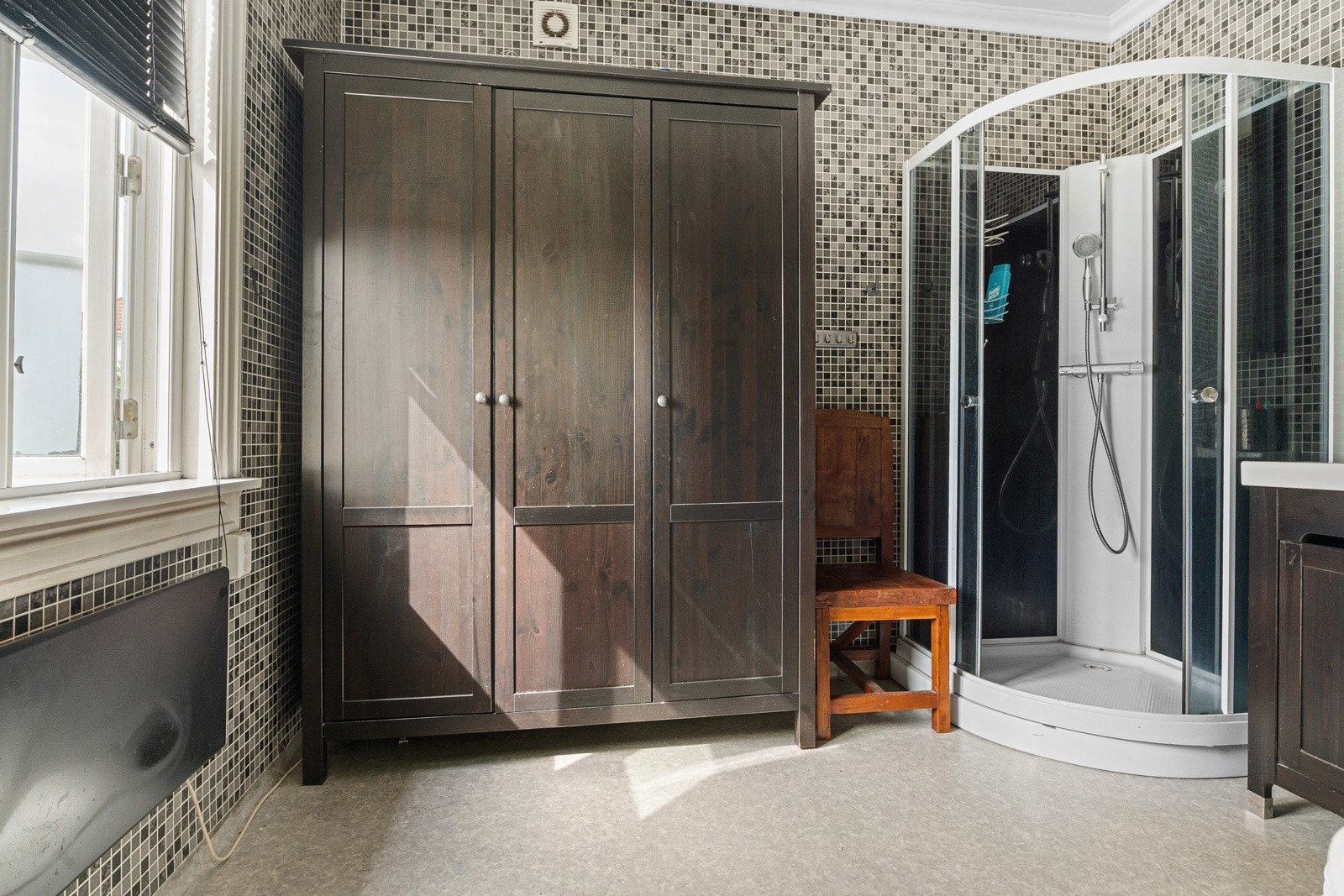 Romslig bad/WC/vaskerom Galleribilde