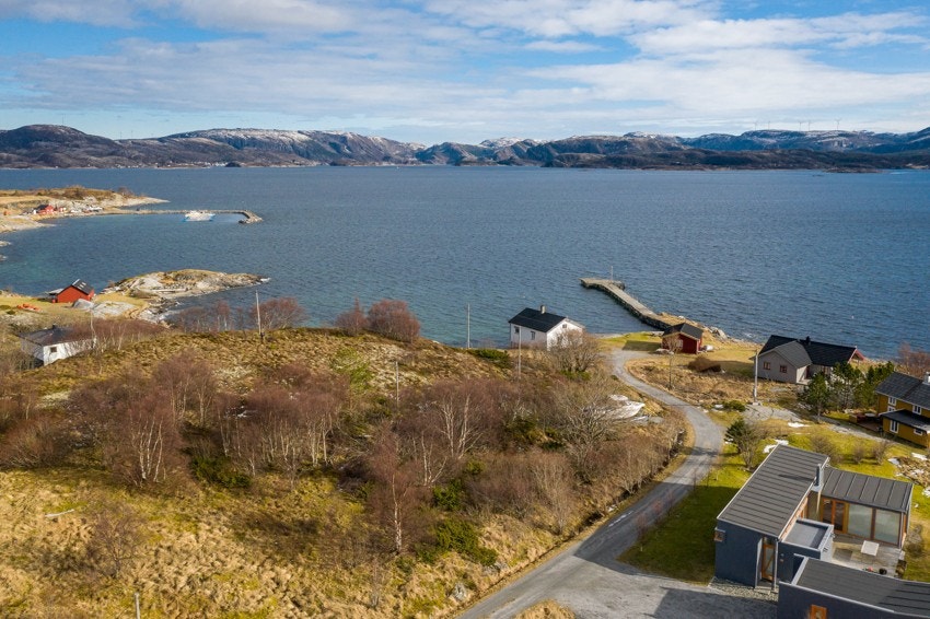 Mindre enn 100 meter til flott strandlinje med gode bademuligheter på sommerstid. Galleribilde