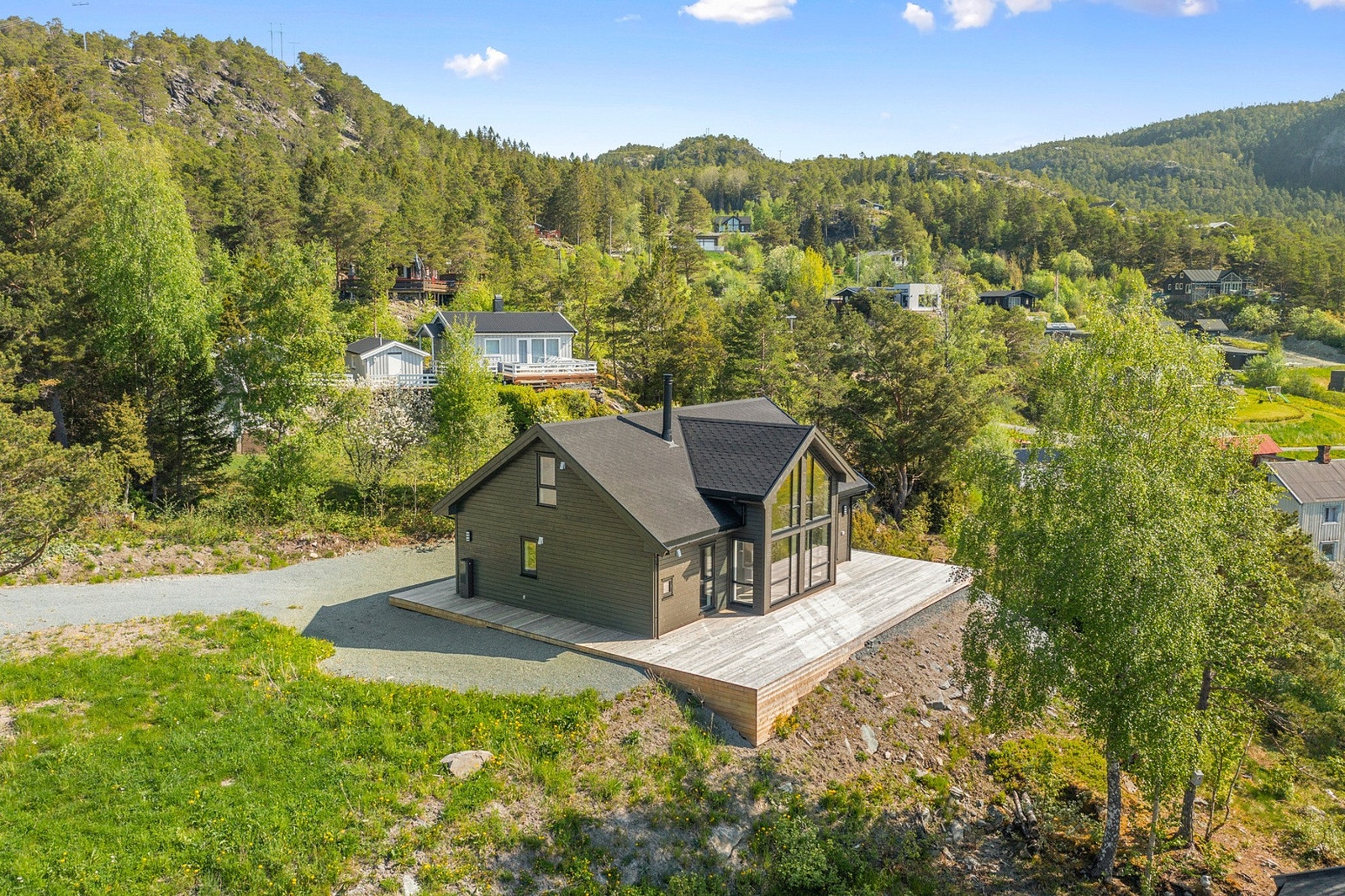 Flott beliggenhet i flotte og naturskjønne omgivelser. Galleribilde