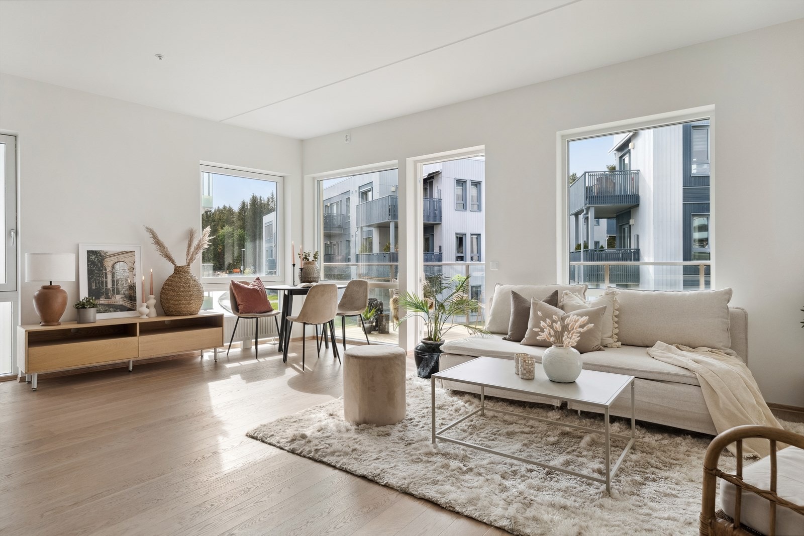 Heimdal Eiendomsmegling v/ Marius Kvalvik har gleden av å presentere Kirkeringen 4 - en moderne 3-roms selveierleilighet oppført i 2023. Galleribilde