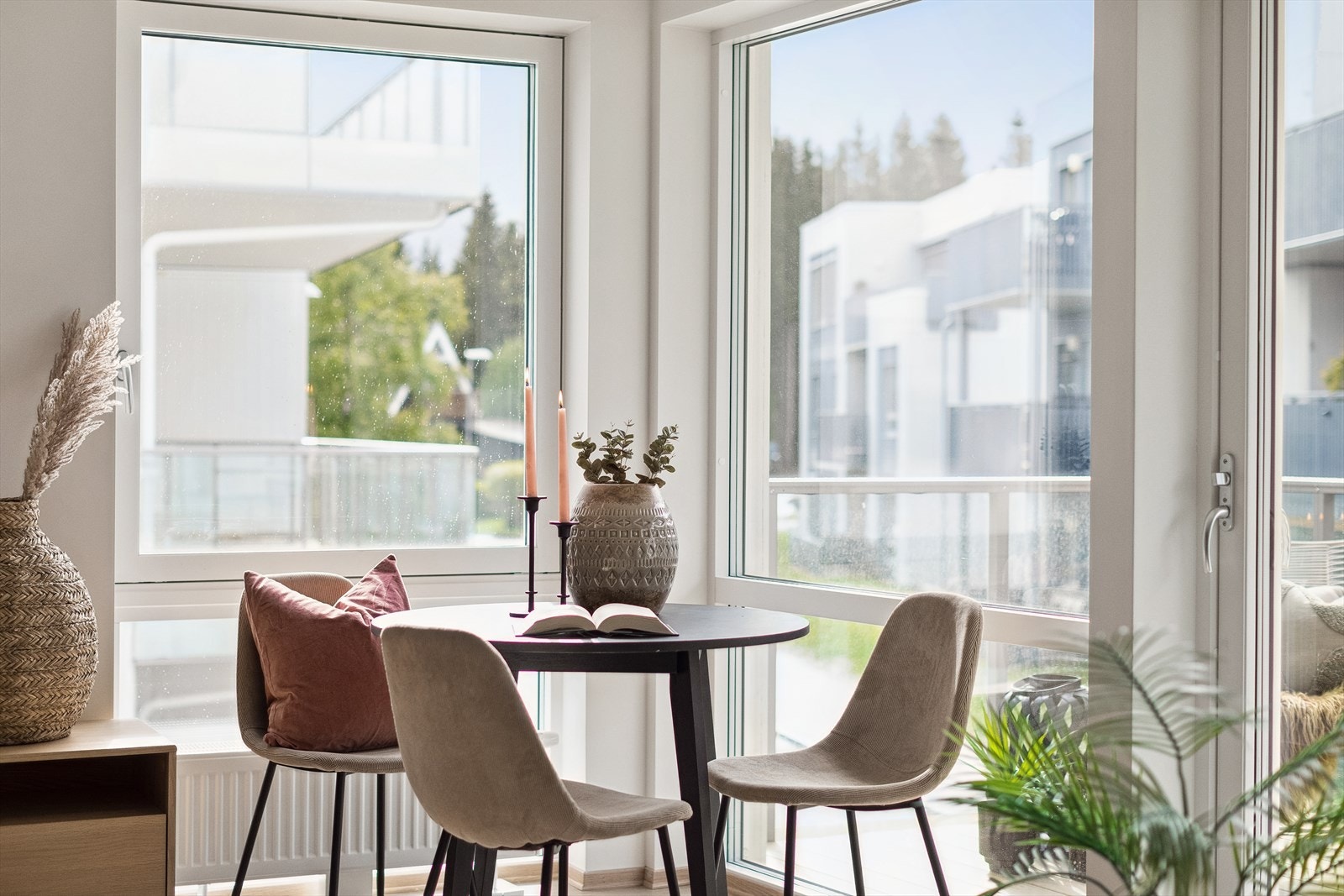 Oppvarming er med radiatorer tilkoblet felles fjernvarmeanlegg. Varmt tappevann er fra samme anlegg. Galleribilde