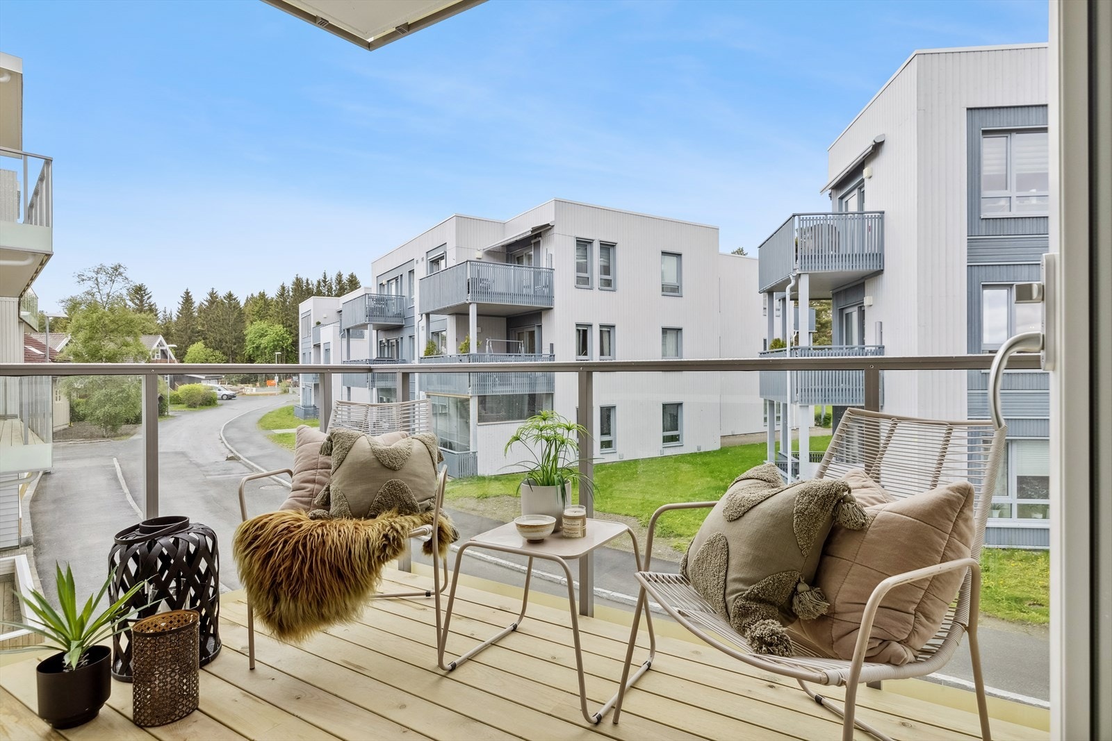 Balkongen er på ca. 15 m² og har overbygg, slik at varme regnværsdager også kan tilbringes ute. Galleribilde