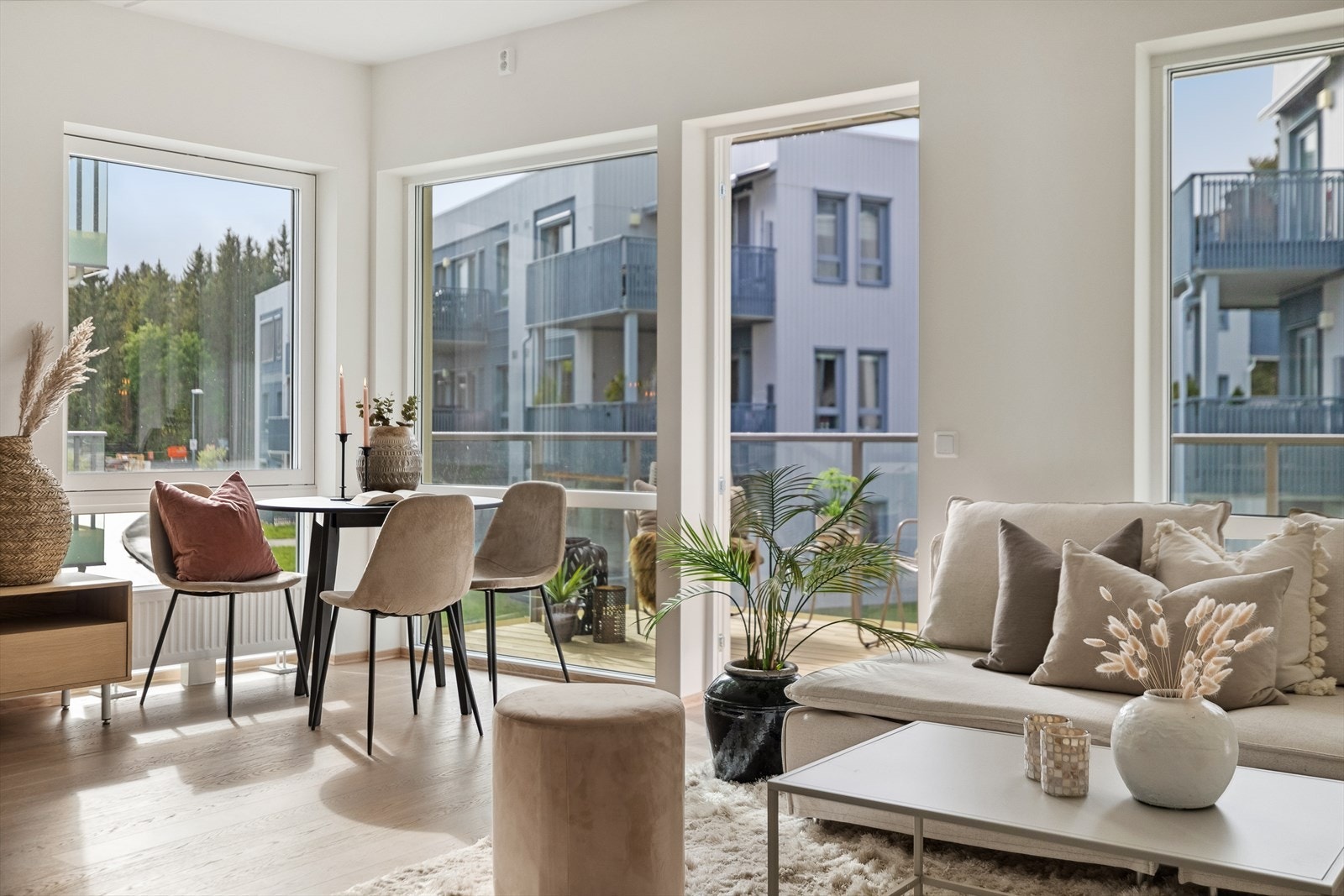 Stuen har flott lysinnslipp fra store vinduer ned til gulvet. Galleribilde