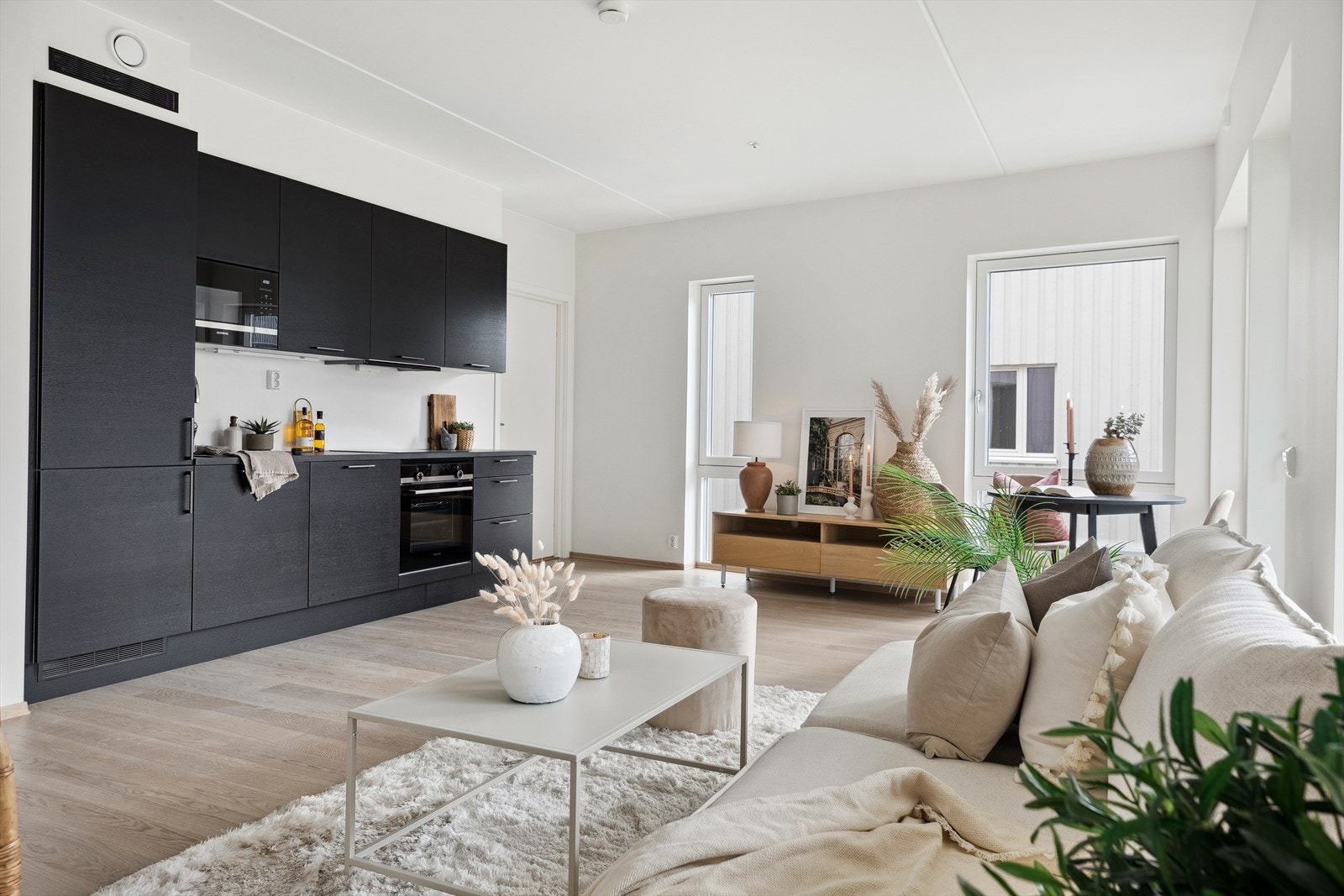 Stuen og kjøkkenet ligger i åpen løsning, noe som gir plass til spisebord i tillegg til sofamøblement. Galleribilde