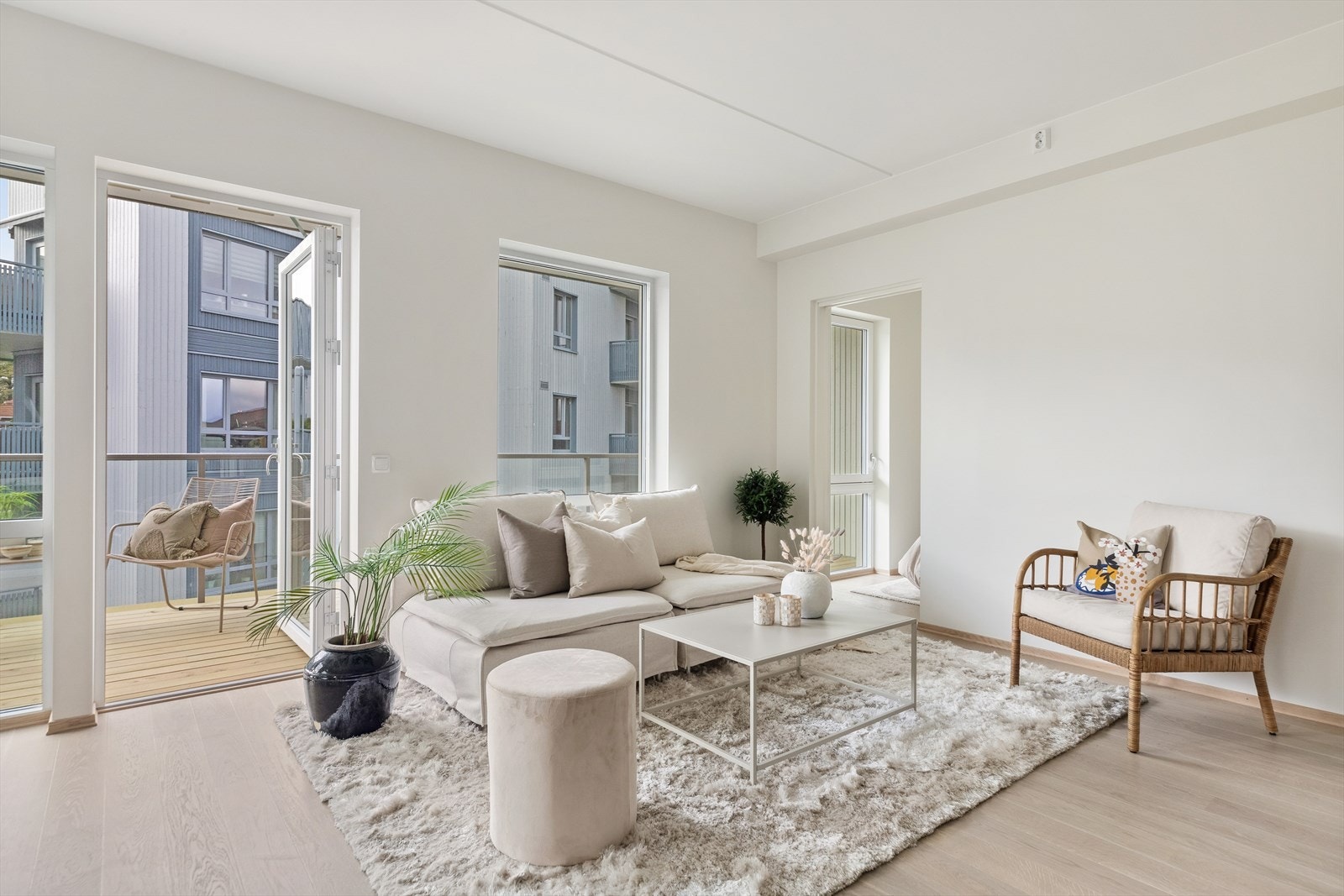 Alle rom har enstavs parkettgulv og hvitmalte vegger med listefritt til tak. Galleribilde