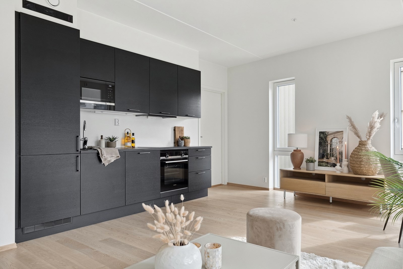 Kjøkkenet har integrert stekeovn, mikrobølgeovn, induksjonstopp, ventilator, oppvaskmaskin og kjøl/frys. Galleribilde