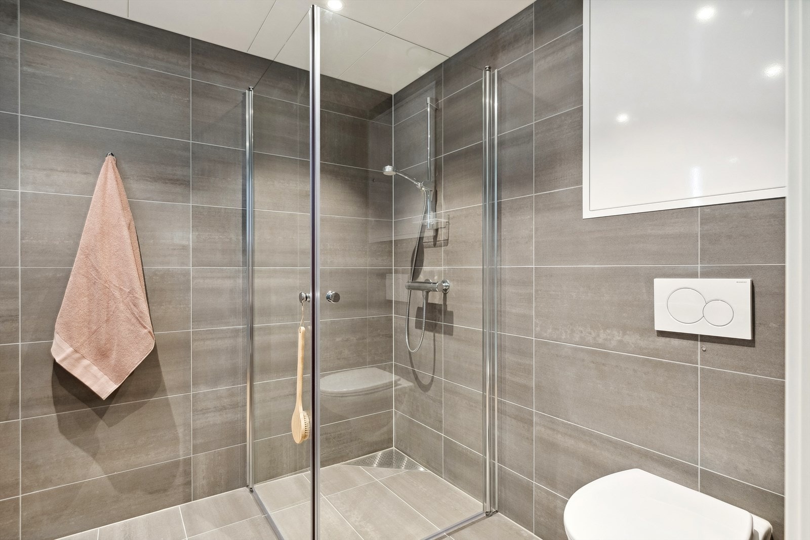 Badet har varme i gulvet og mekanisk avtrekk. Galleribilde