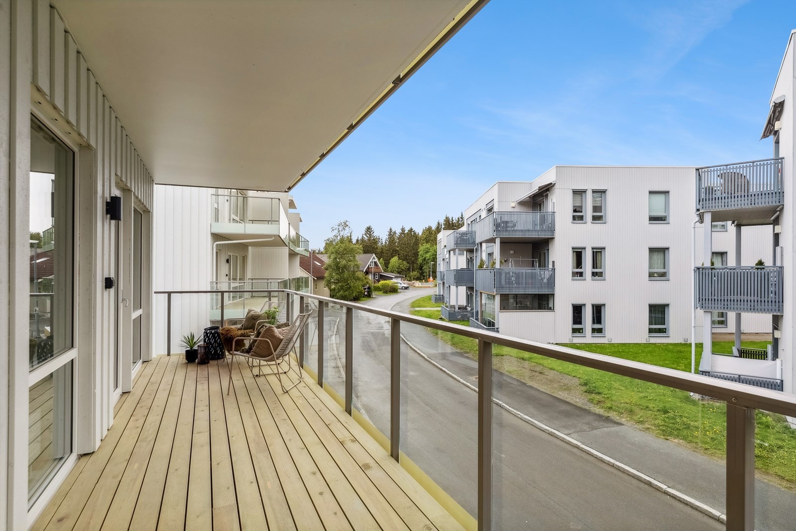 Det er dekke av terrassebord og rekkverket er i glass. Utebelysning er montert. Galleribilde