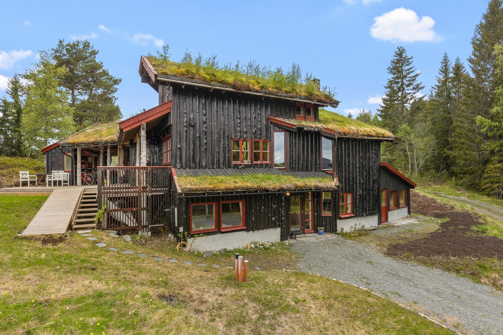 Innredet sokkel med egen inngang. Galleribilde