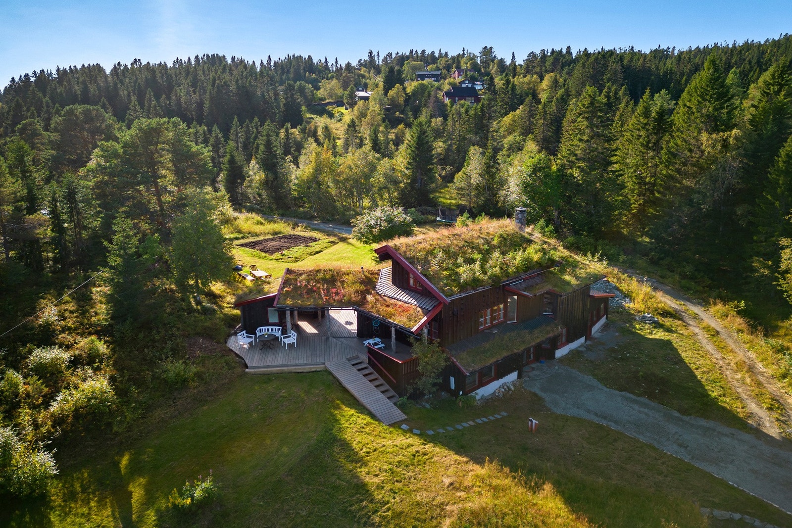 Fredelig beliggenhet i frodige omgivelser. Et eldorado for turglade og skientusiaster! Galleribilde