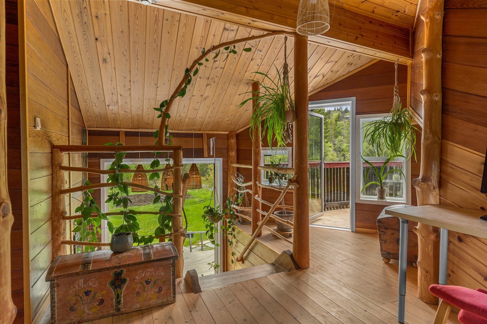 Fra loftstuen er det utgang til veranda med kveldssol. Galleribilde