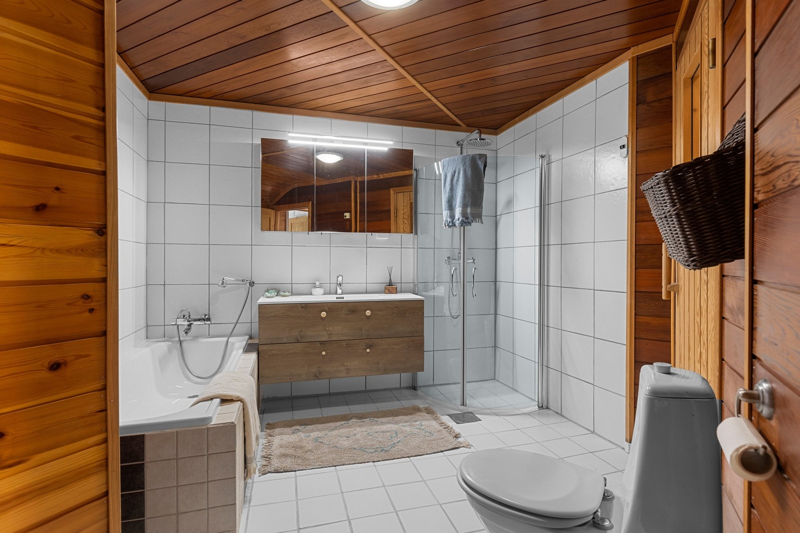 Bad i sokkel med ny baderomsinnredning og eget badekar. Galleribilde