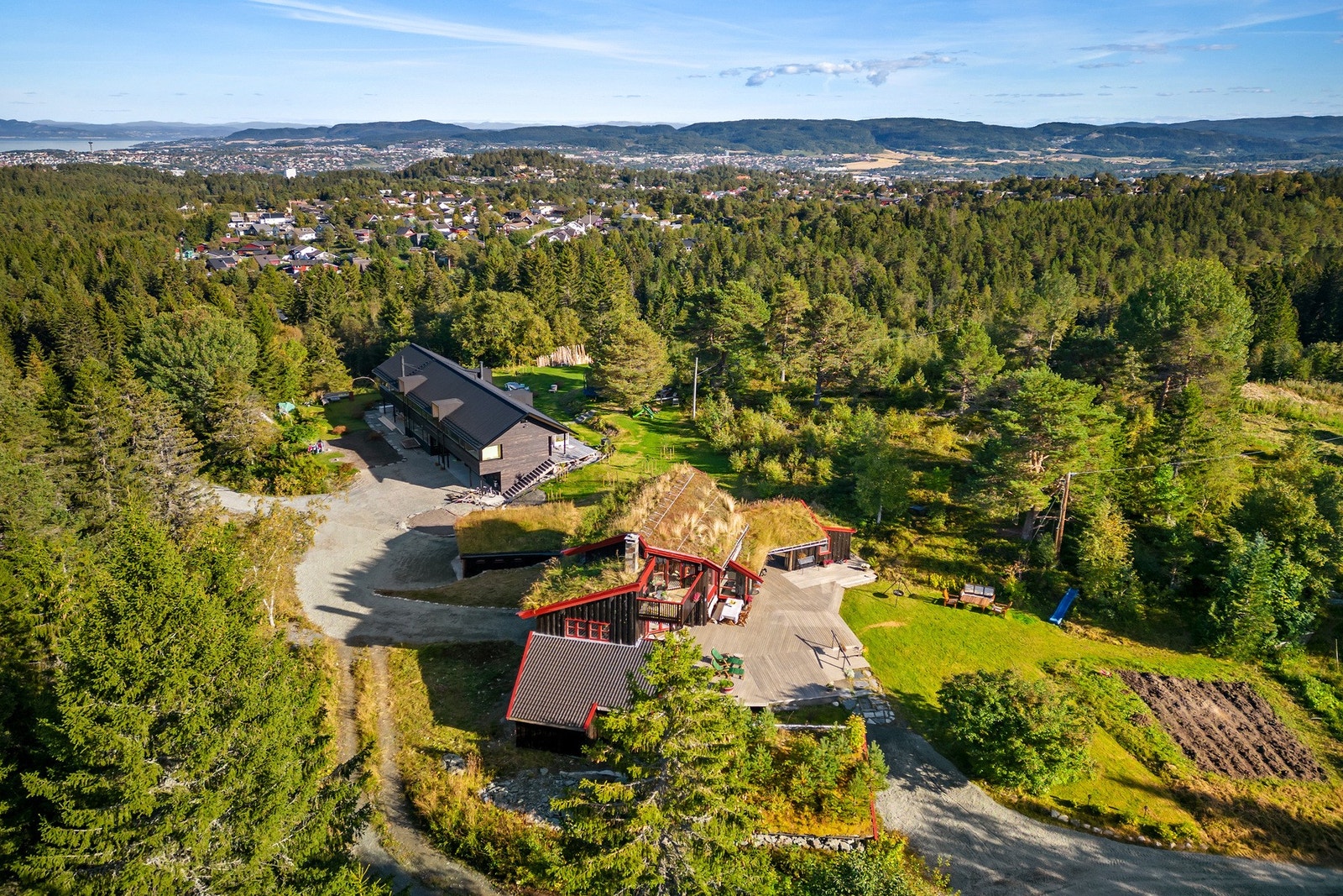 Landlig og fredelig - samtidig er det bare ca. 15 minutters kjøring fra sentrum. Galleribilde