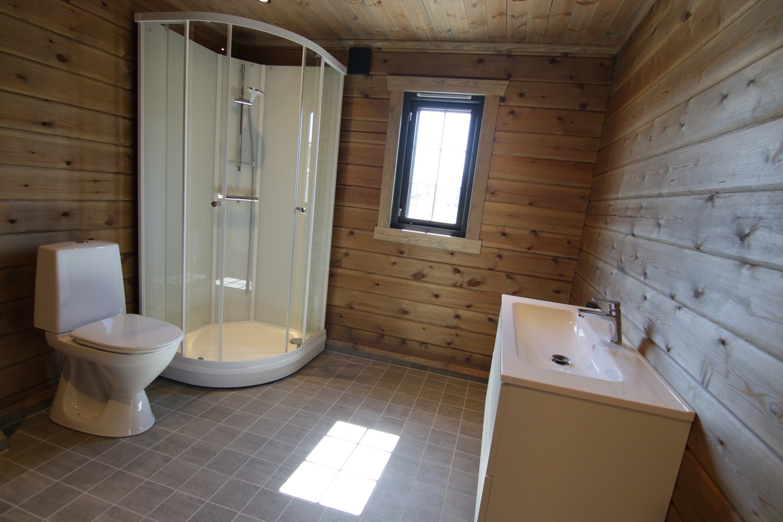 Stort bad med plass til vaske maskin Galleribilde