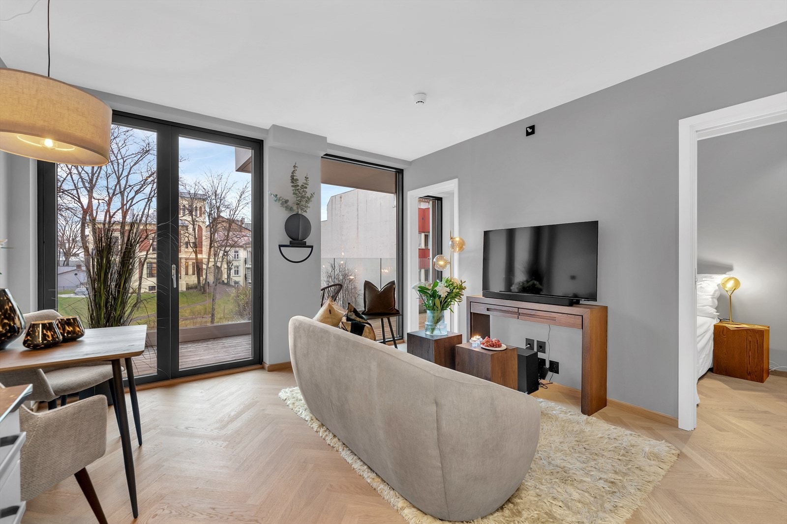 Vinduene strekker seg fra gulv til tak sikrer optimale lysforhold i leiligheten. Fra stuen er det utgang til balkongen. Galleribilde