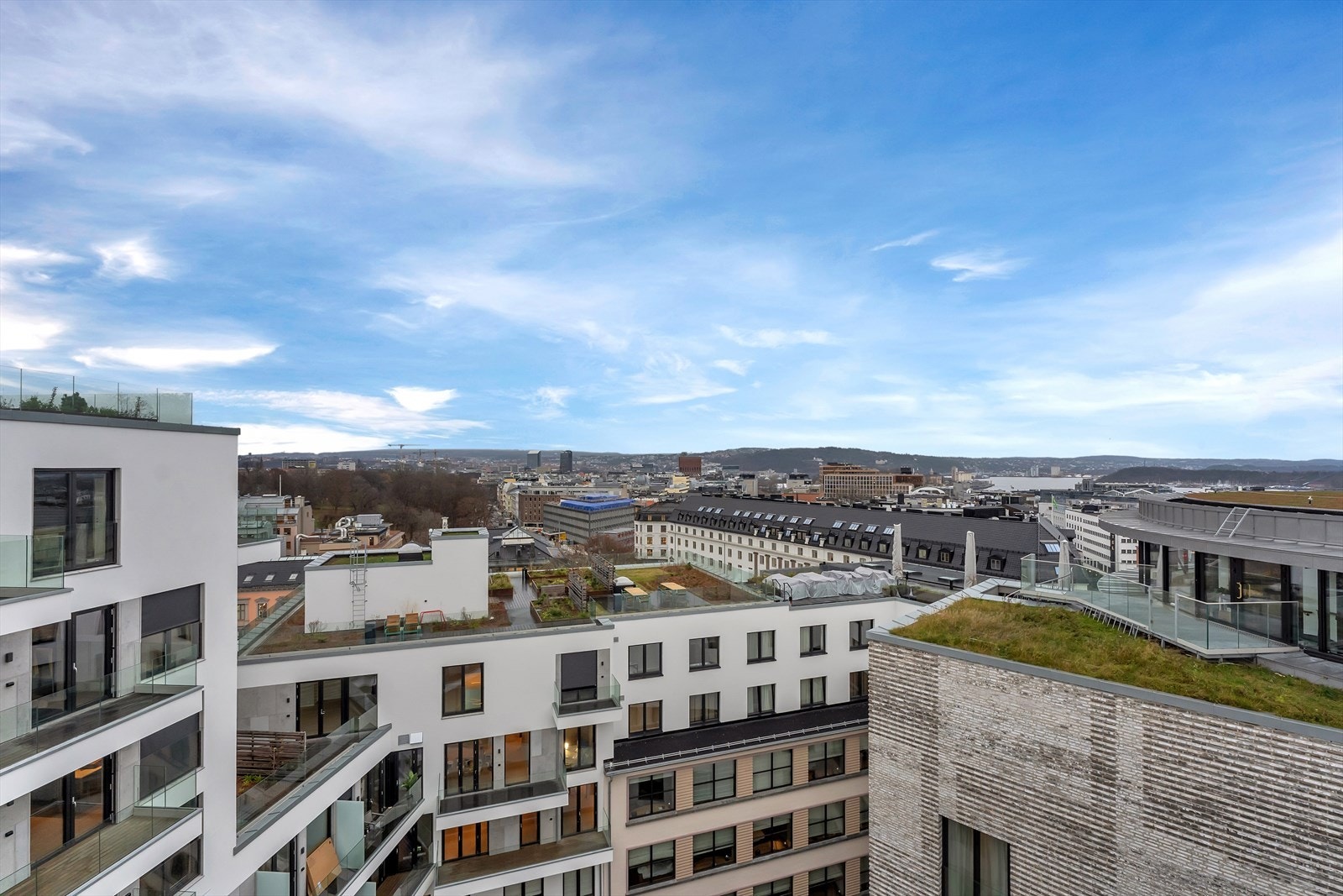 Takterrassen er av de fineste i byen med fantastisk utsikt, sittegrupper og direkte adkomst til restaurantene på toppen av hotellet. Galleribilde