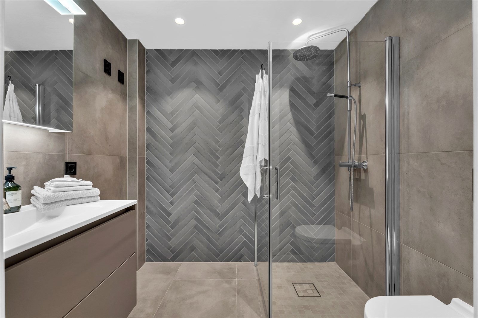 Badet er av god størrelse og har opplegg for vaskemaskin. Skjortene kan også leveres på rens hos hotellet. Galleribilde