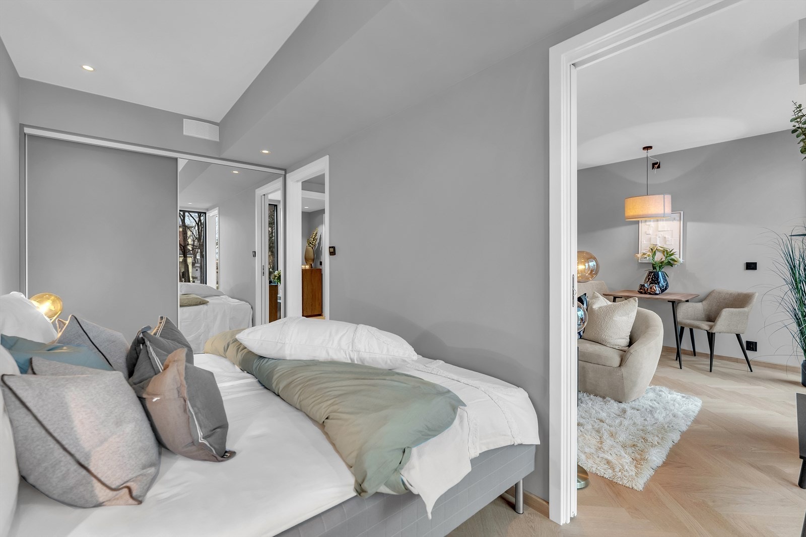 Soverommet har en praktisk skyvedørsgarderobe med speilfront. Galleribilde