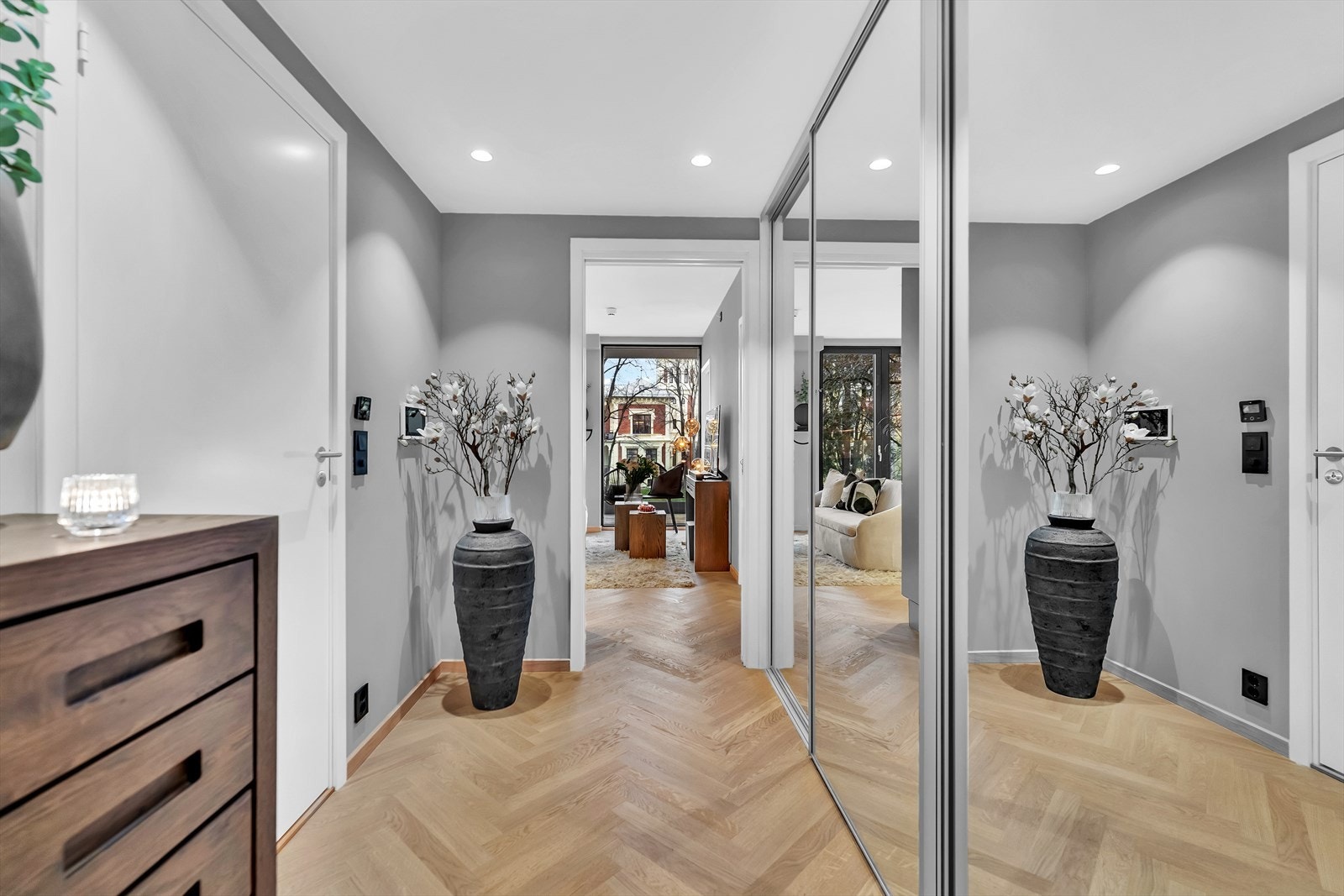 Entréen er praktisk med godt med plass til yttertøy og sko i skyvedørsgarderobe. Galleribilde