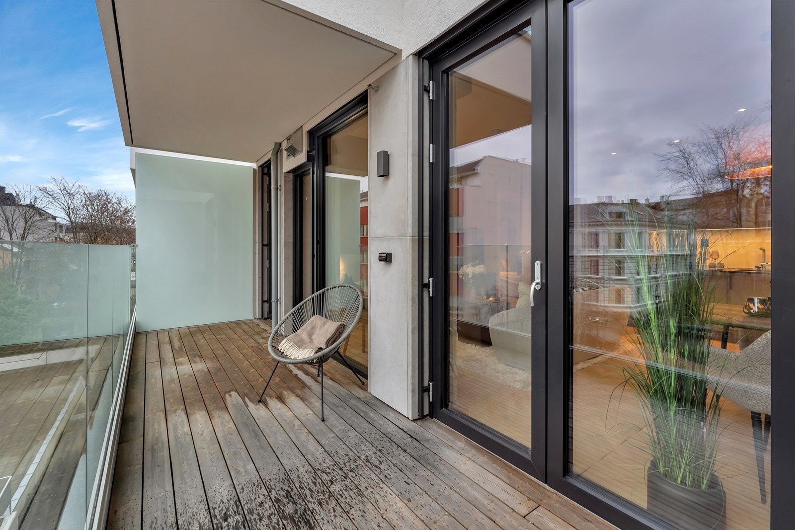 Her kan man nyte ettermiddags-og kveldssolen. Det belysning og stikkkontakt på veggen. Galleribilde