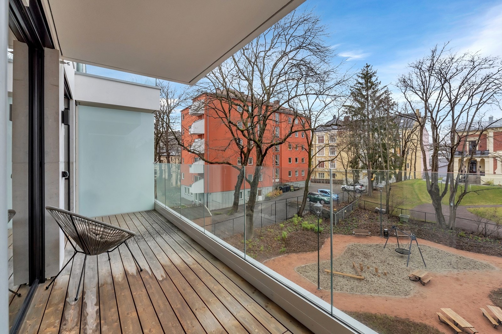 Den er av svært godt størrelse og det rammeløse glassrekkverket gir et moderne utrykk og sikrer uforstyrret utsyn. Galleribilde