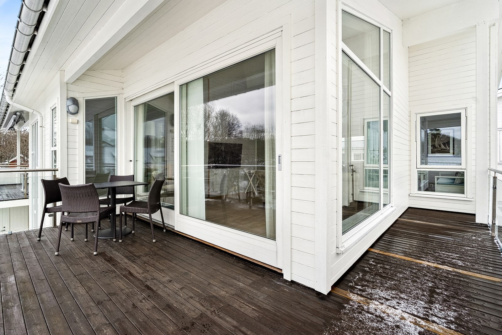 Stor, deilig terrasse mot sydvest. Galleribilde