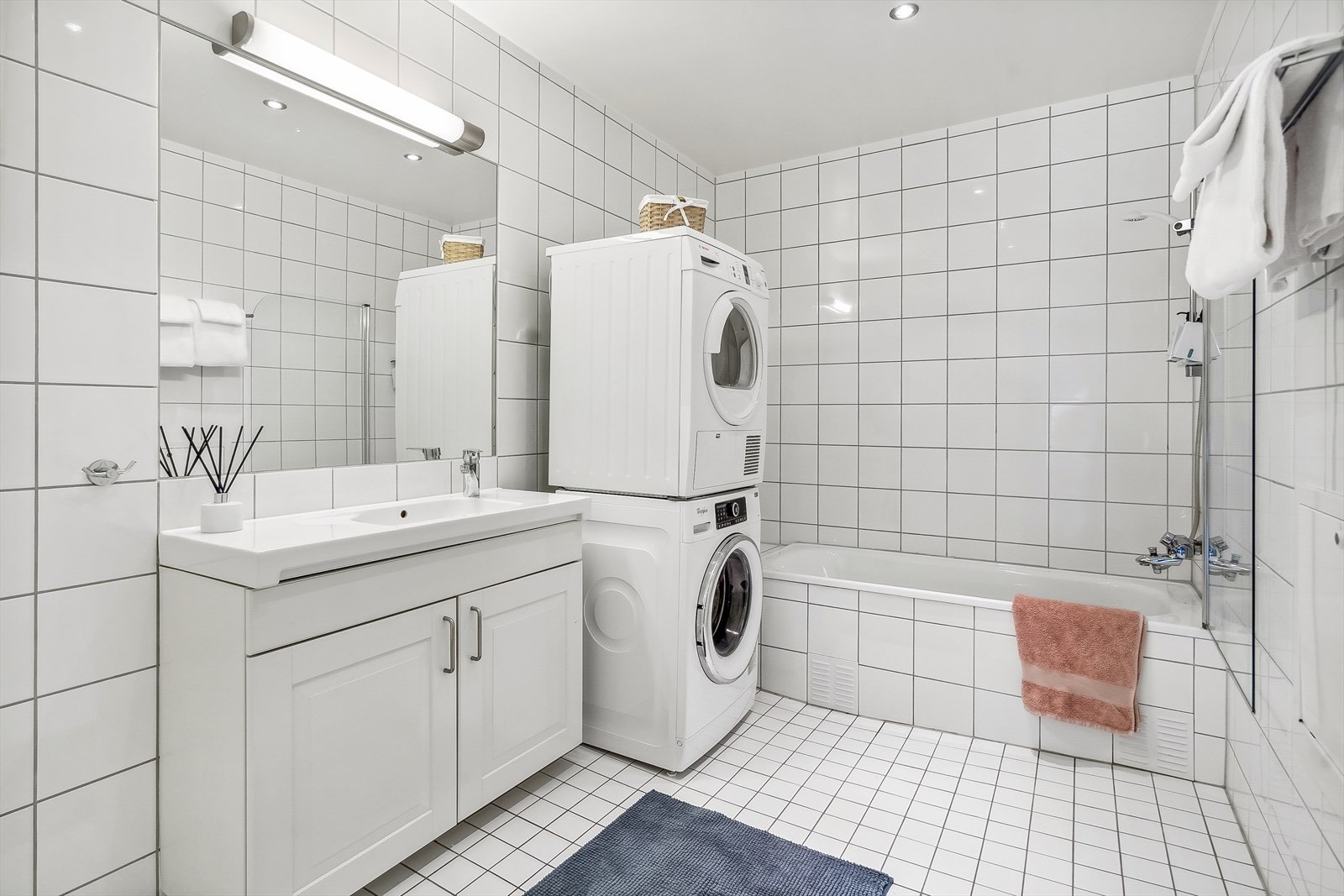 Badet i 1. etg. er romslig, og det er god plass til vaskemaskin og tørketrommel. Galleribilde