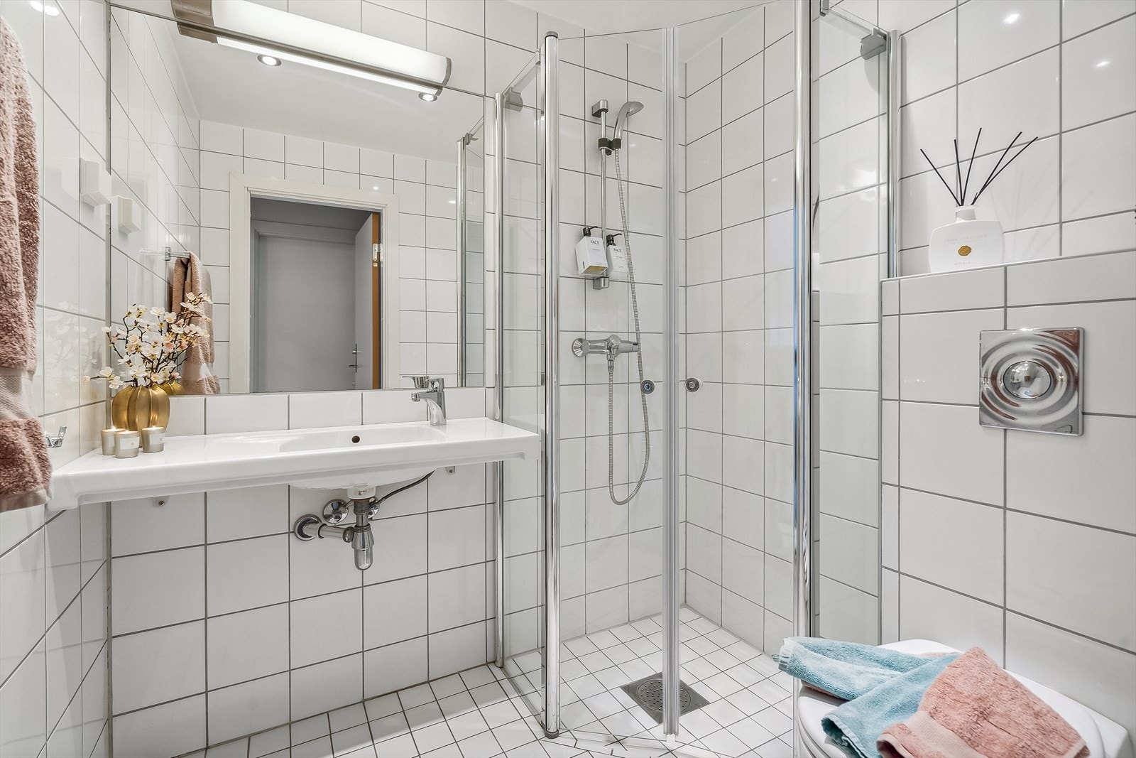 Leiligheten har to bad, samt gjestetoalett. Dette badet ligger i 2. etg., i tilknytning til soverommet på denne etasjen. Galleribilde