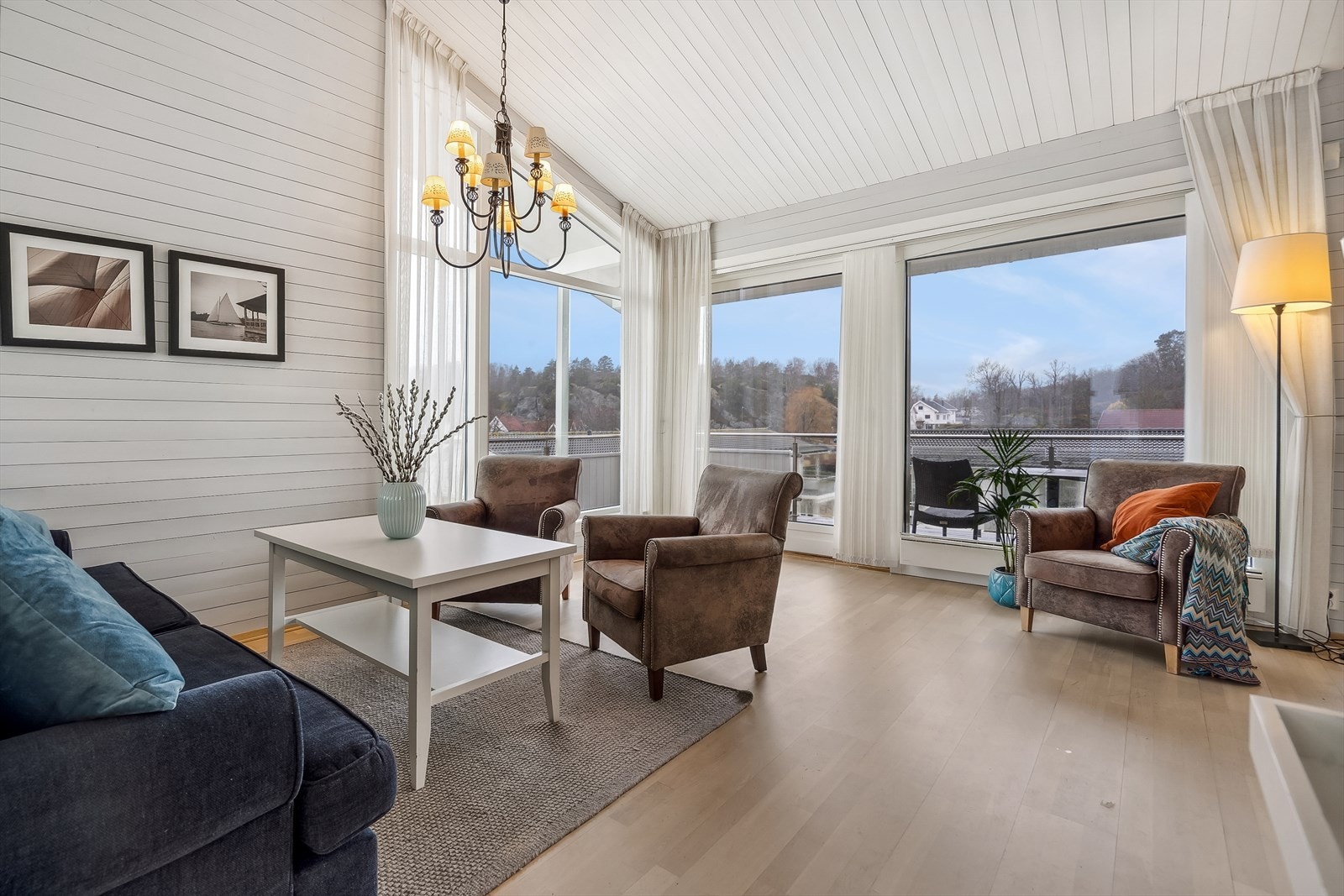 Fra stuen er det utgang til en stor terrasse mot sydvest, hvor solen kan nytes fra formiddagen og ut over kvelden. Galleribilde