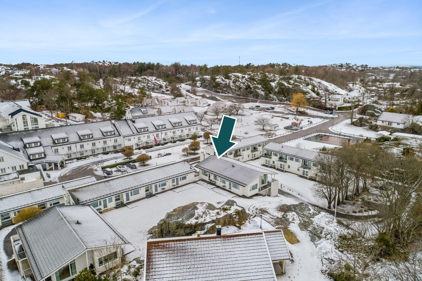 Dette rekkehuset har utgang til "eget" atrium som er ypperlig for lek og moro - i tillegg til at det ligger godt skjermet. Galleribilde