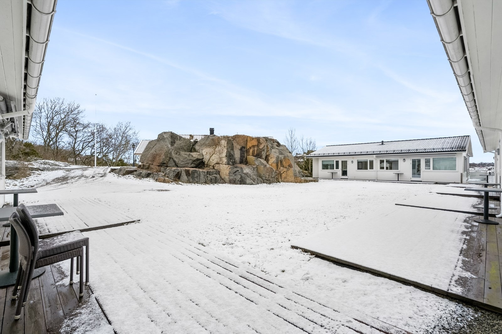 Egen terrasseplatting i tilknytning til atriumet, med utgang fra kjøkkenet. Ofte benyttet av store og små til felles familiehygge. Galleribilde