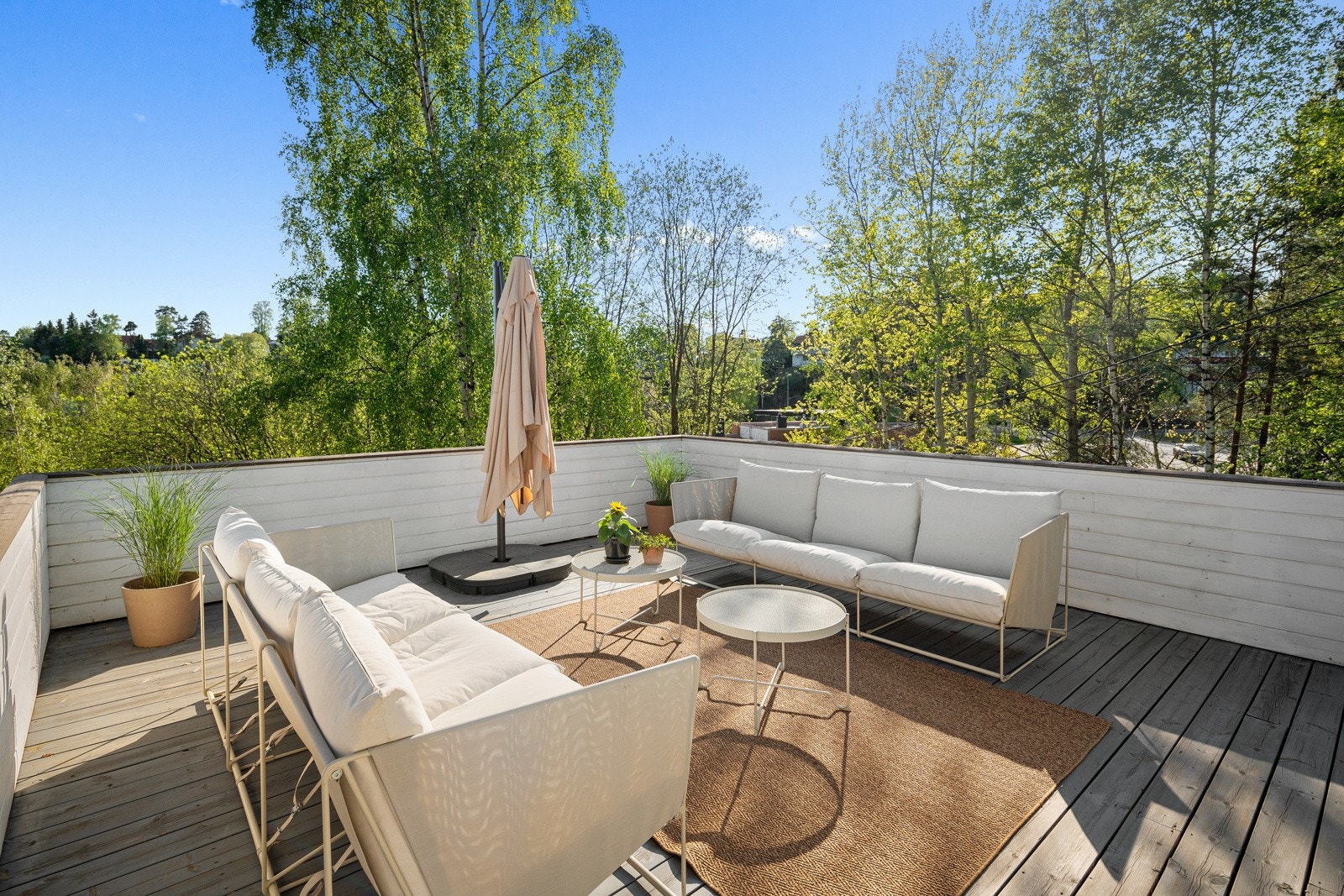 Solrik og usjenert terrasse Galleribilde