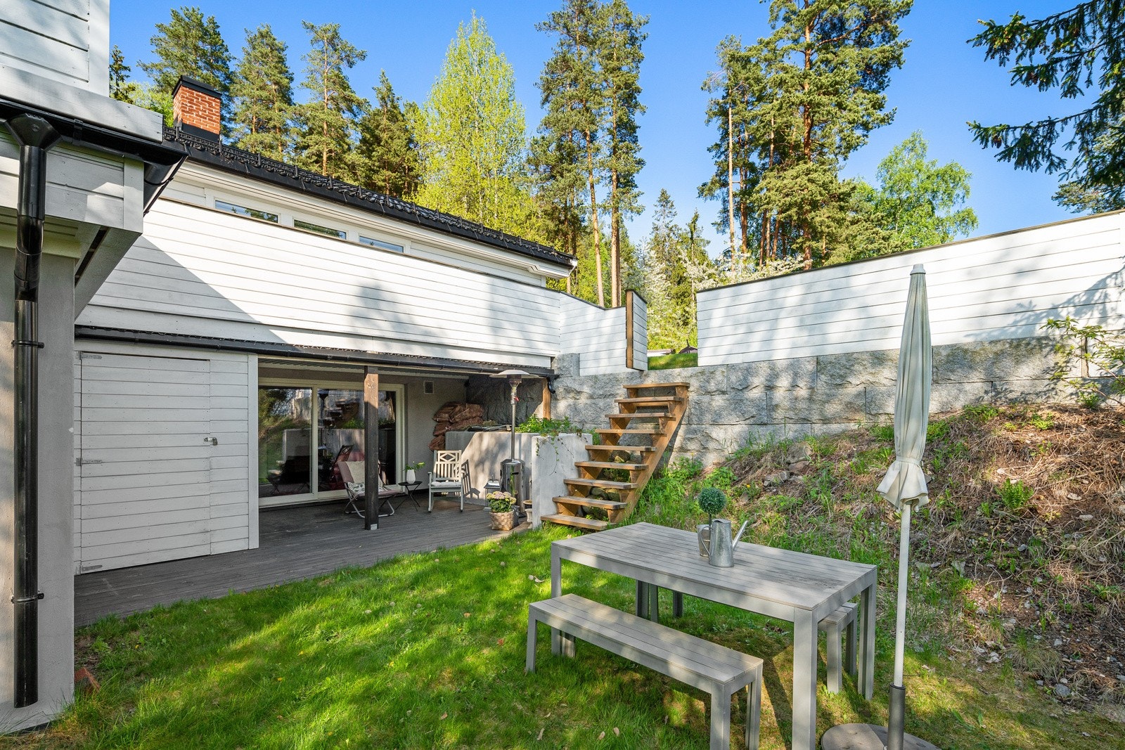 Boligen har terrasser på flere nivåer Galleribilde