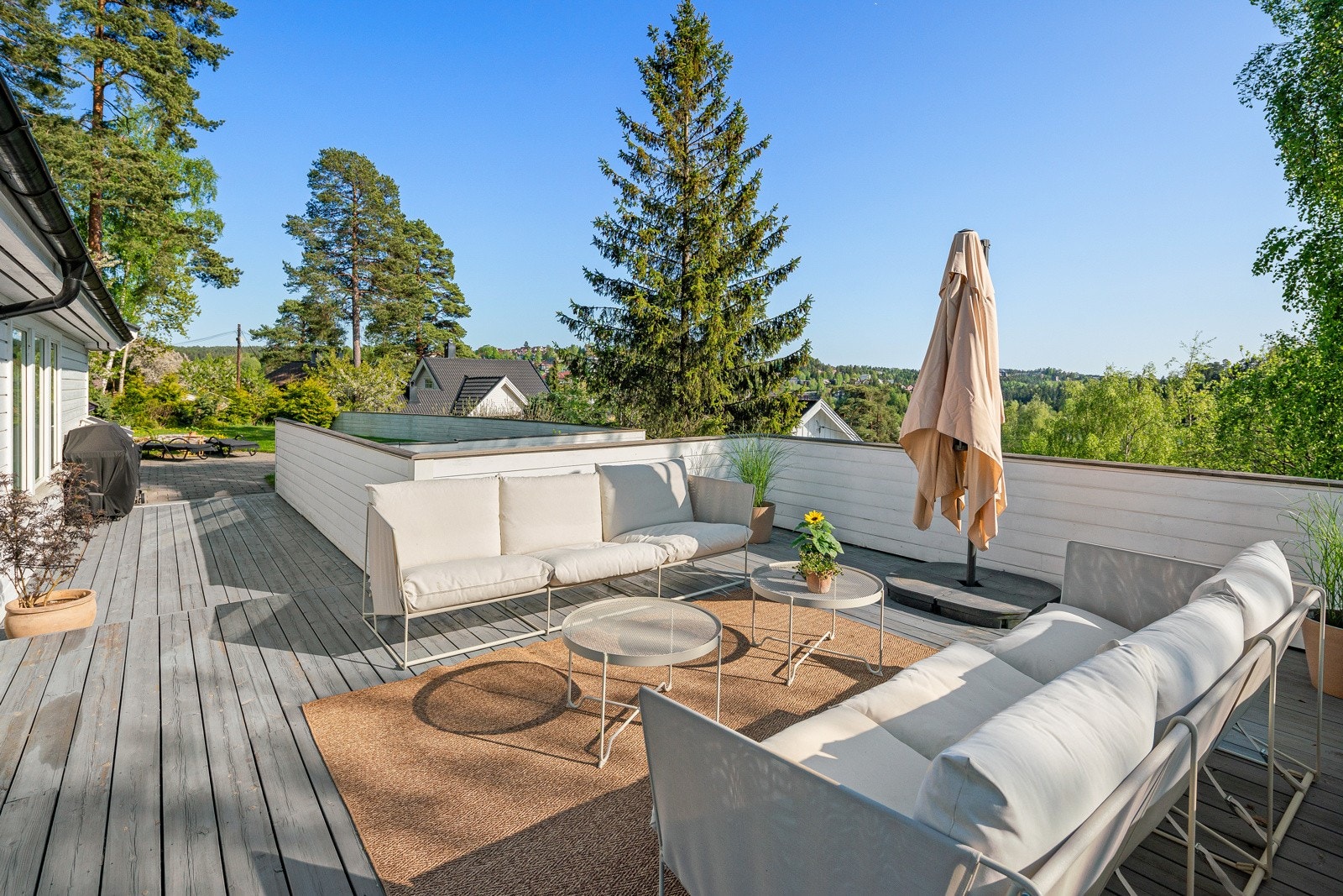 Stor syd/vestvendt terrasse med utgang fra stue Galleribilde