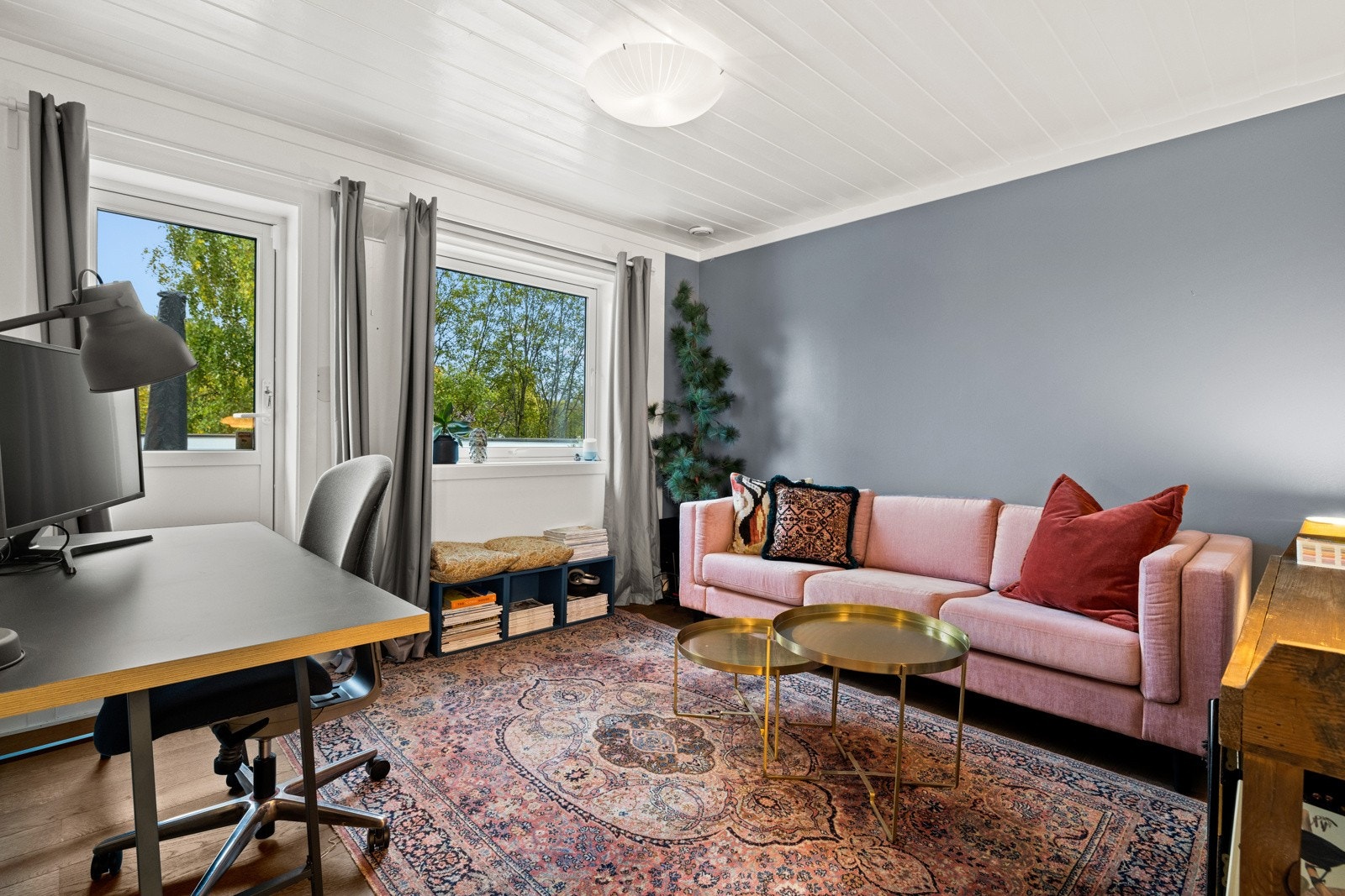 Soverom i hovedetasje som brukes som kontor/gjesterom Galleribilde