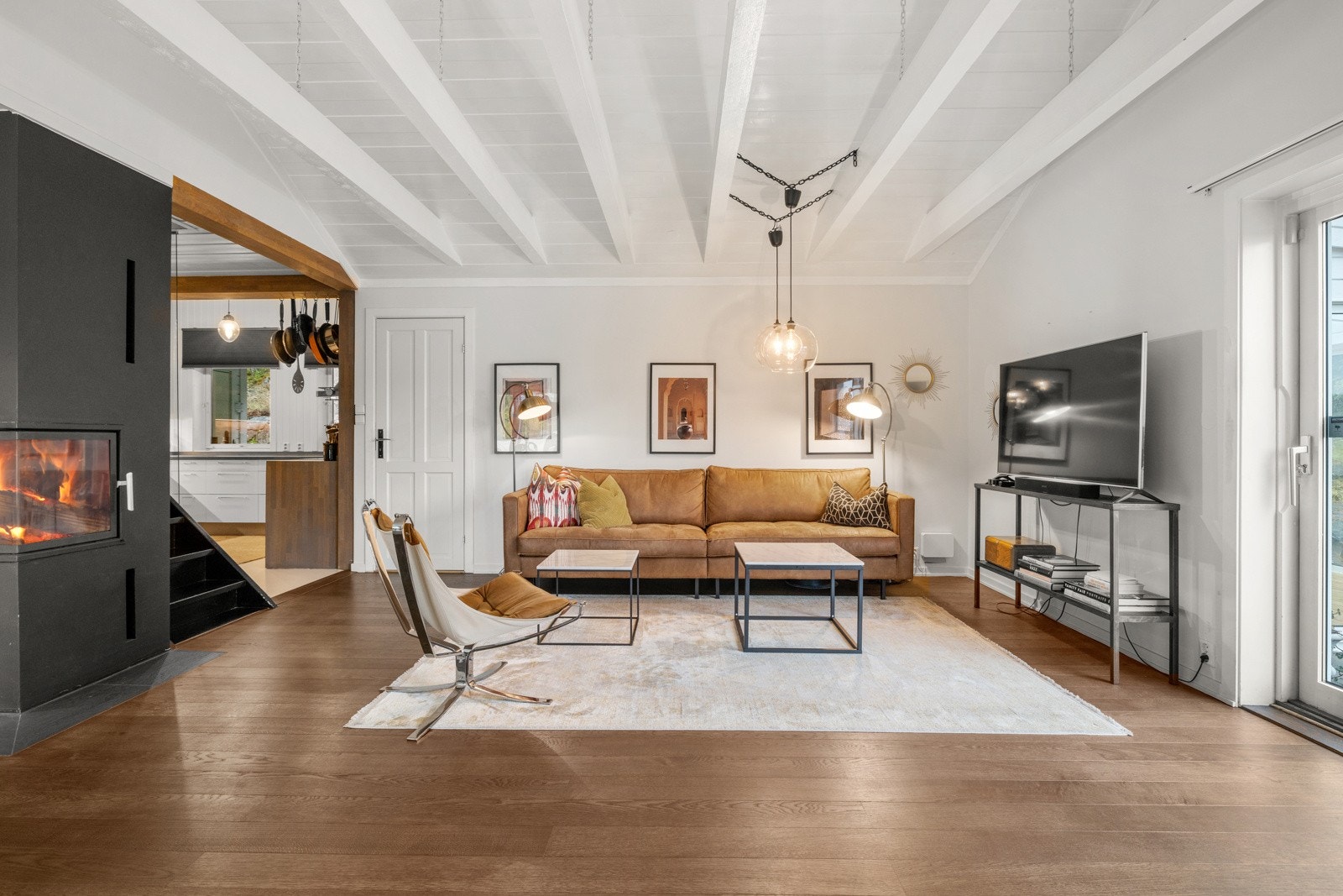 Stue med moderne peis midt i rommet Galleribilde