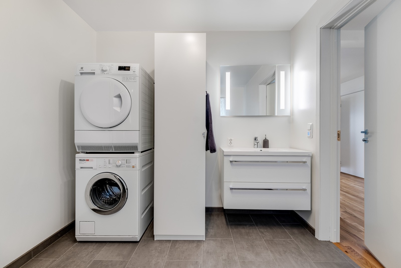 Badet har opplegg for vaskemaskin. Galleribilde