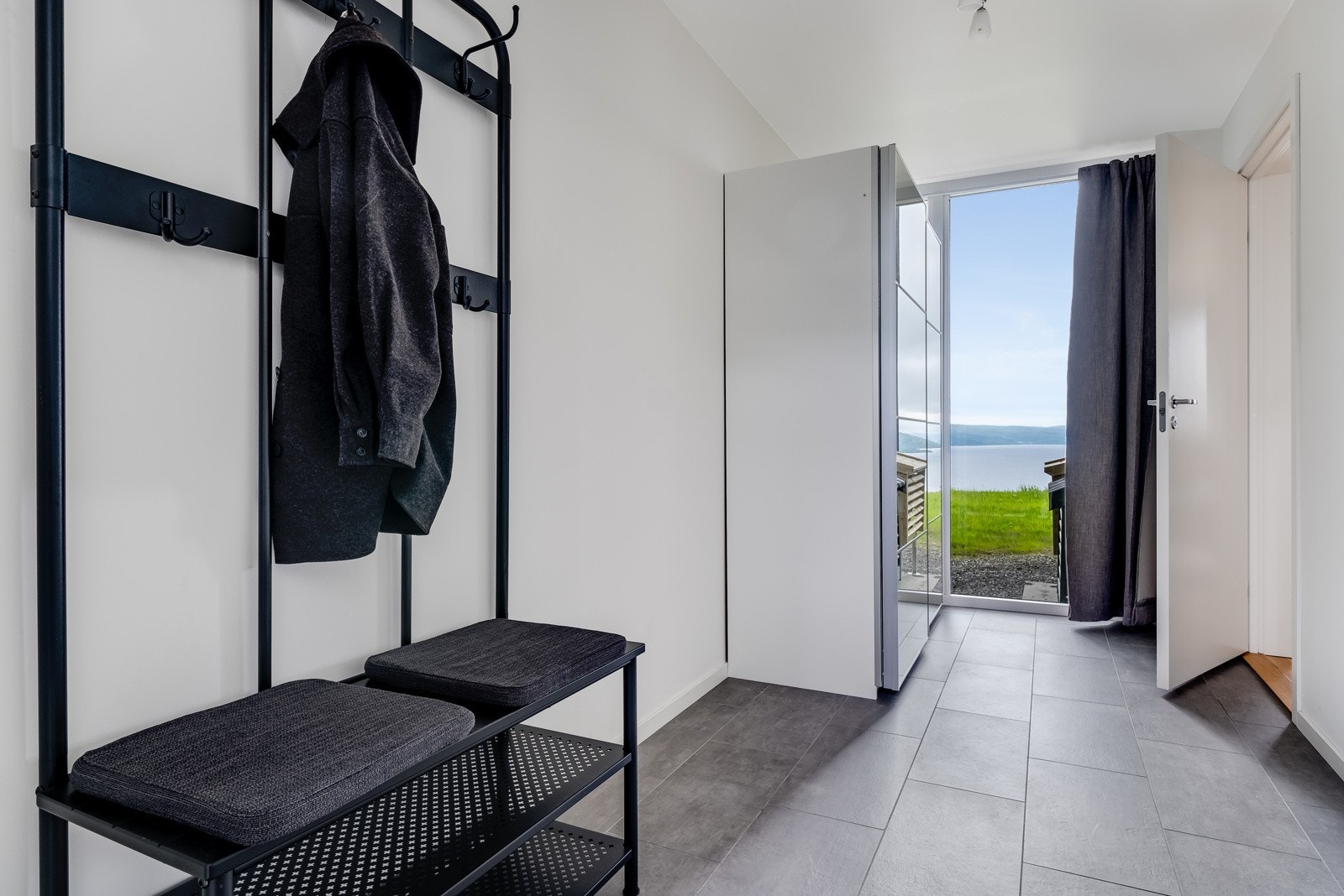 Romslig entrè med garderobeskap. Galleribilde