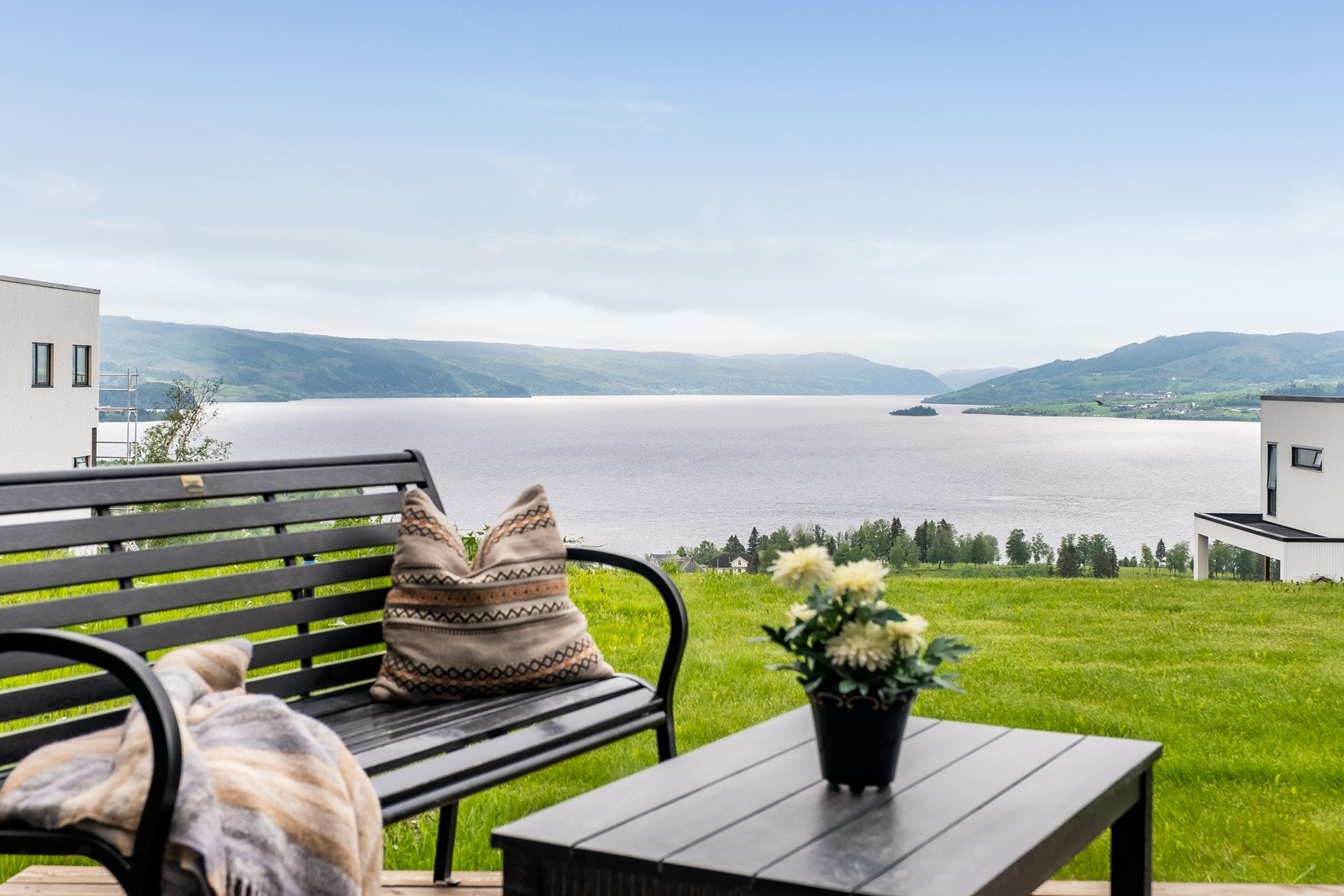 Flott terrasse med nydelig utsikt over Selbusjøen. Her har man også svært gode solforhold. Galleribilde
