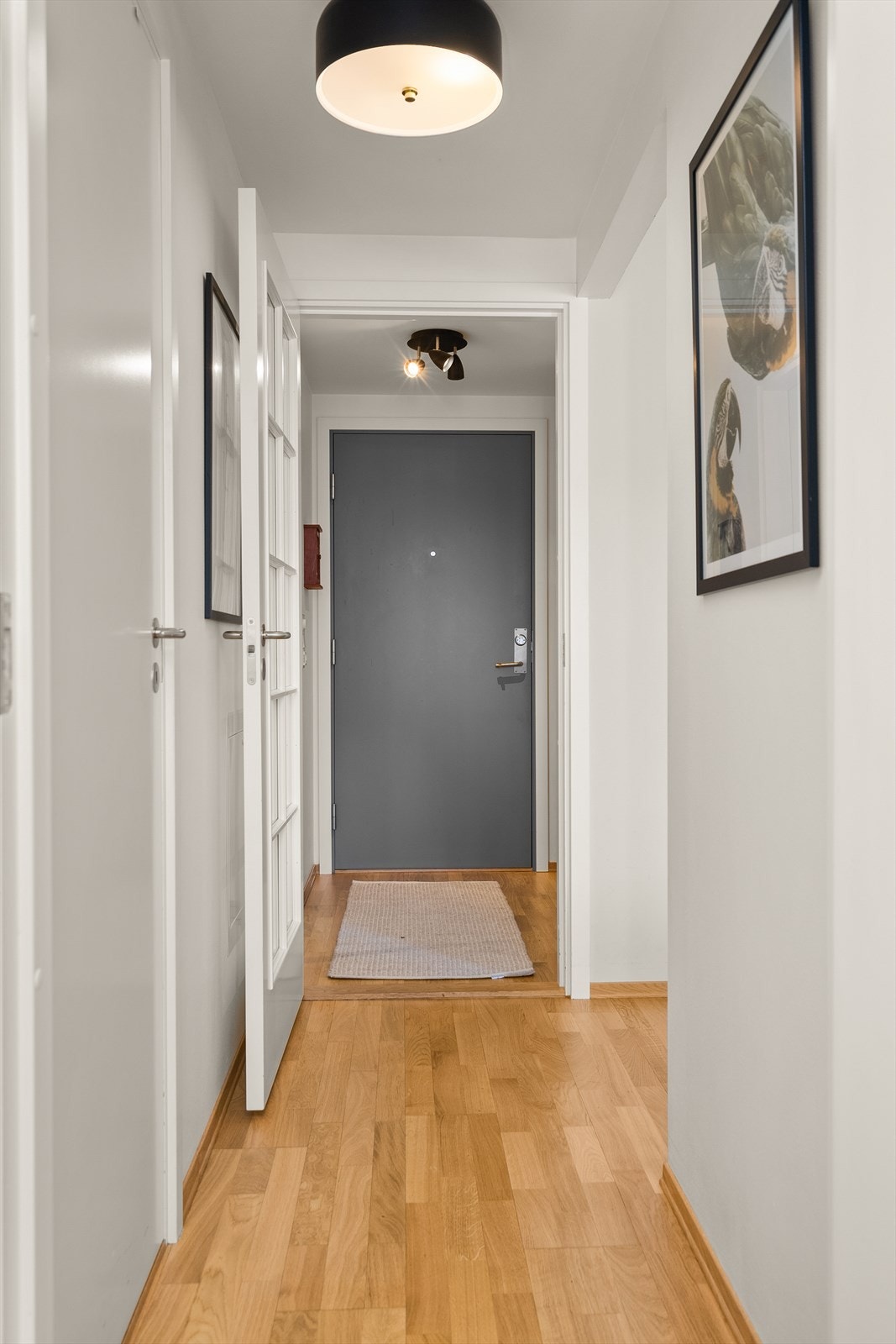 Det er enkel adkomst til leiligheten i fjerde etasje med trapp eller heis, det får tyngden på handleposene avgjøre. Galleribilde
