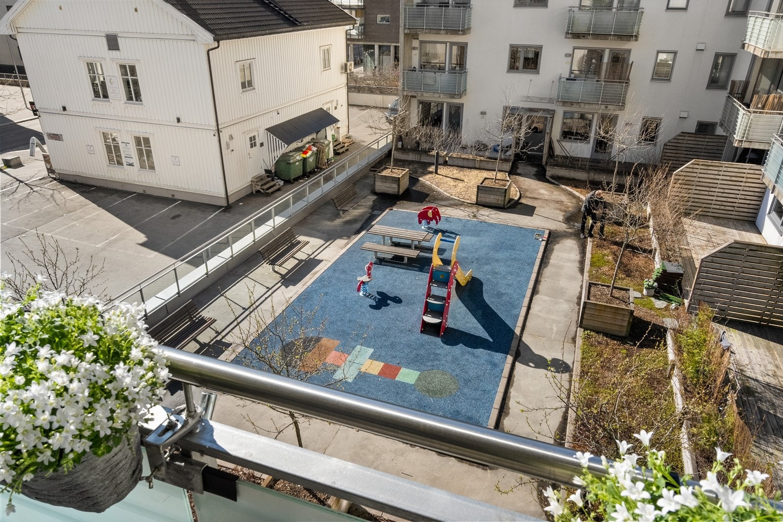 Det er deilig for foreldre å kunne nyte solen med lave skuldre, når barna har trygg boltreplass på lekeplassen i bakgården. Galleribilde