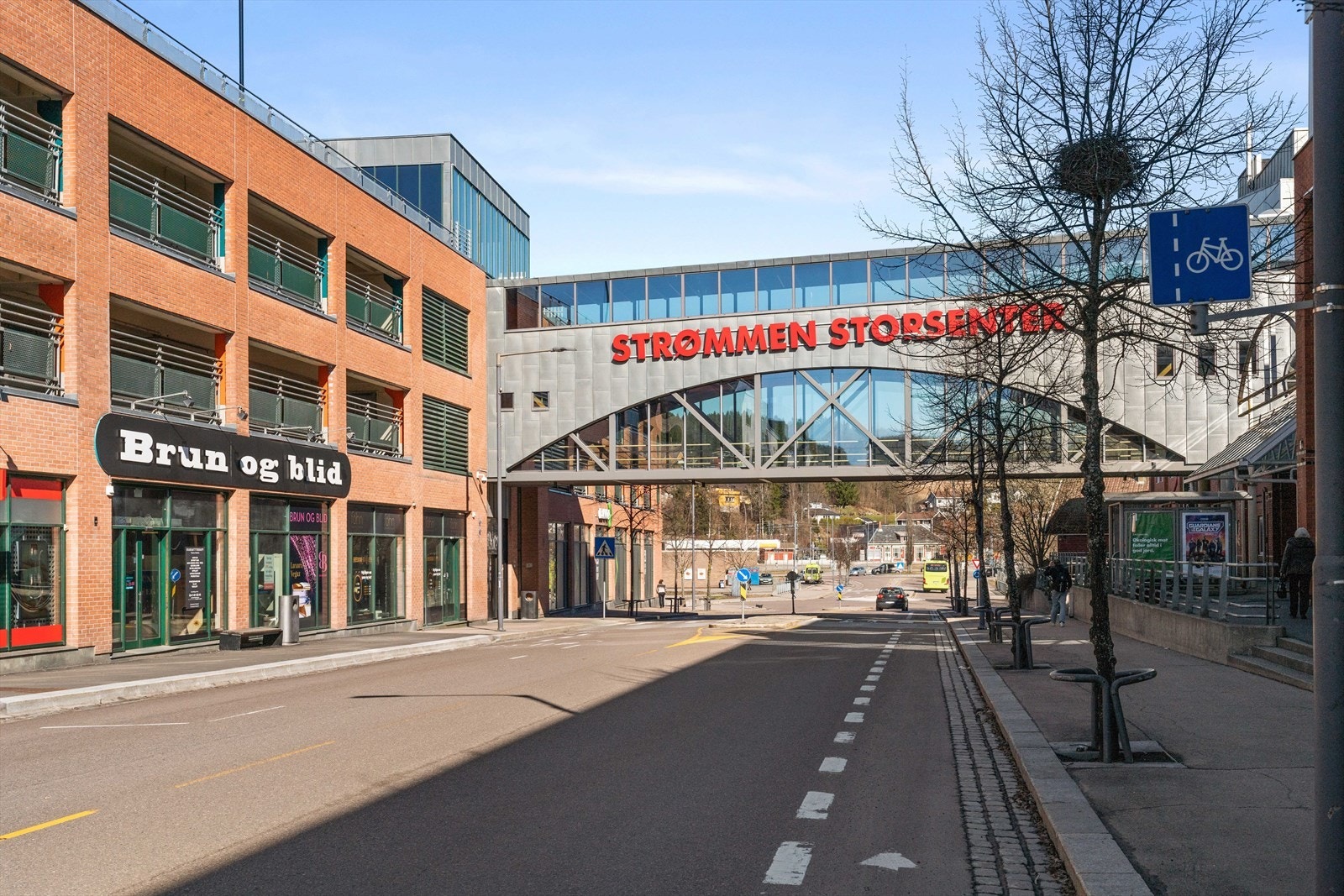 Strømmen Storsenter ligger like ved. Med sine 193 butikker og virksomheter, skal det ikke stå på tilbudet. Galleribilde