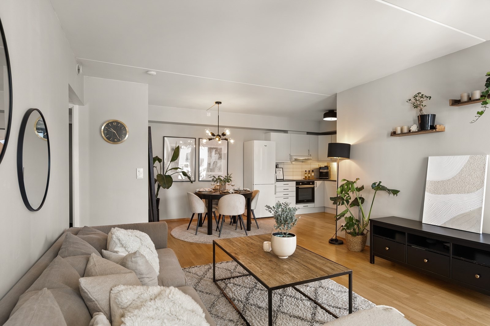 Kjøkkenet ligger i en åpen løsning mot stuen og bidrar til en god romfølelse. Galleribilde