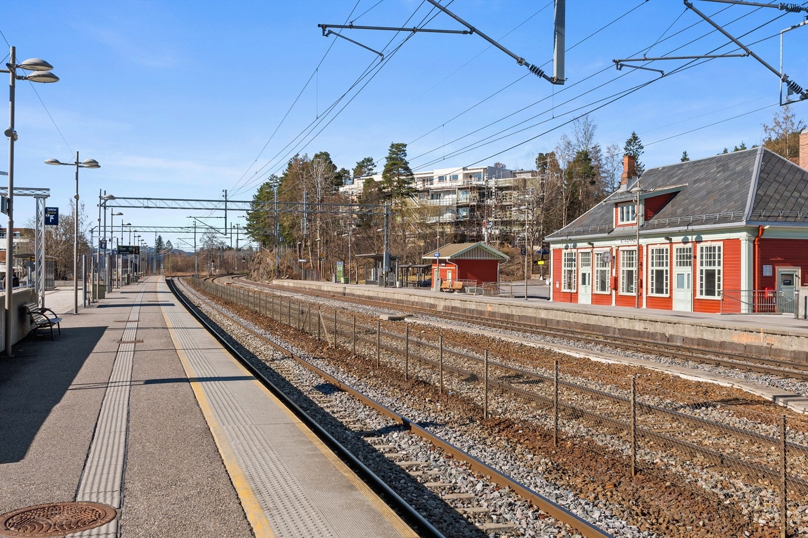 Gangavstand til Strømmen togstasjon. Med tog herfra tar det 25 minutter til Oslo S og ca. 5 minutter til Lillestrøm stasjon. Galleribilde