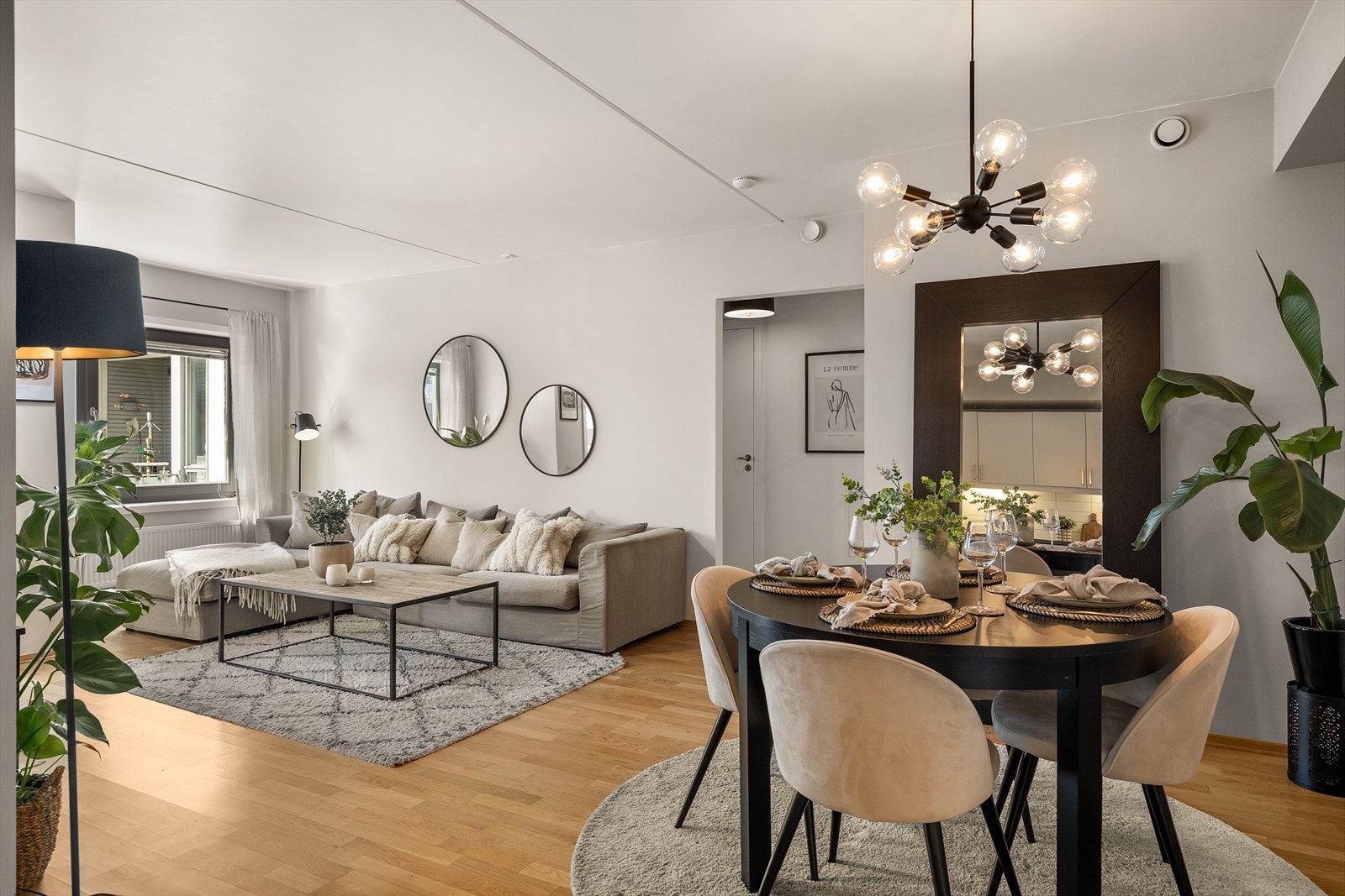 Leiligheten har en lys og flott stue med god plass til både sofakrok og spisebord. Galleribilde