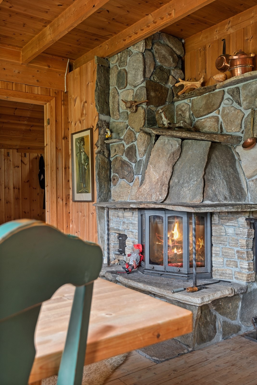Peisovn i stue/kjøkken som gir god varme i hytten. Galleribilde