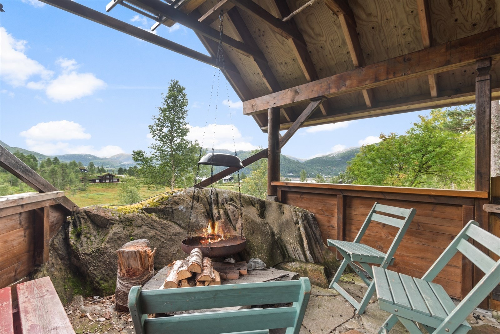 Overbygget uteplass ved inngangsparti Galleribilde